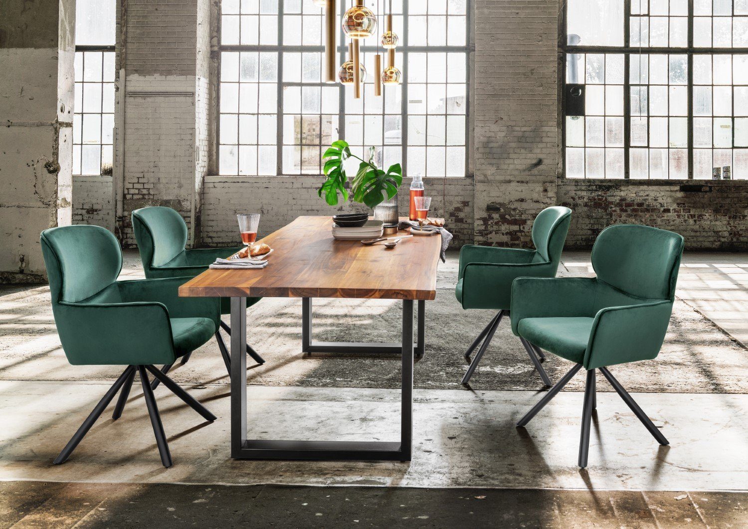 bene living Essgruppe Baumkantentisch Rom, 4er Set Diningsessel Rimini grün, (Indoormöbelset, 5-tlg), Akazienholz - Samtbezug - Esszimmer, Wohnzimmer, Büro