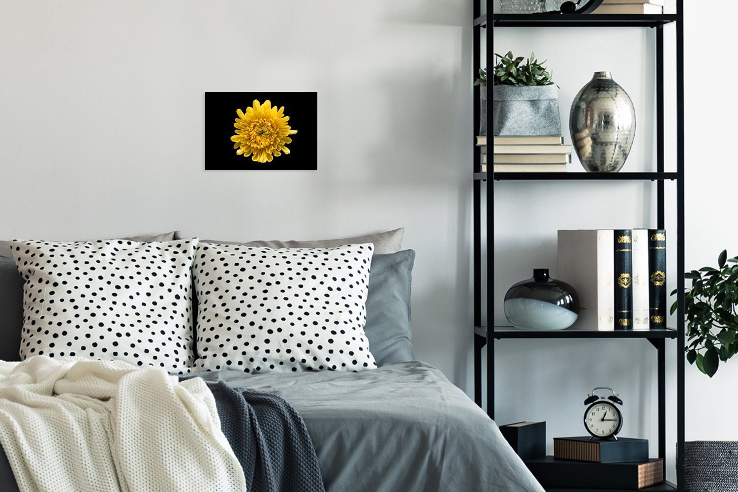 MuchoWow Poster Eine gelbe Chrysantheme Schwarzem Gerahmtes Poster, Wanddeko, Hintergrund, auf Wandposter, Bilder, St), Bilderrahmen schwarzem (1