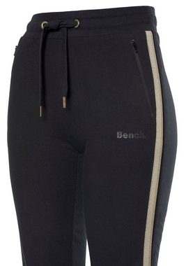 Bench. Loungewear Relaxhose mit Glitzer Seitenstreifen, Loungeanzug