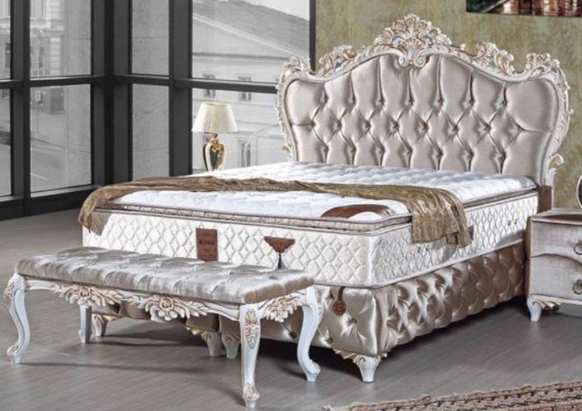 Casa Padrino Bett Doppelbett Silber / Weiß / Gold - Samt Bett mit Glitzersteinen und Matratze - Schlafzimmer Möbel im Barockstil