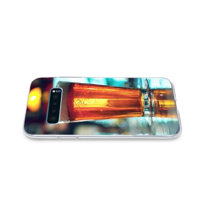 MuchoWow Handyhülle Ein Glas Bier auf der Theke Phone Case Handyhülle Samsung Galaxy S10+ Silikon Schutzhülle FN11283