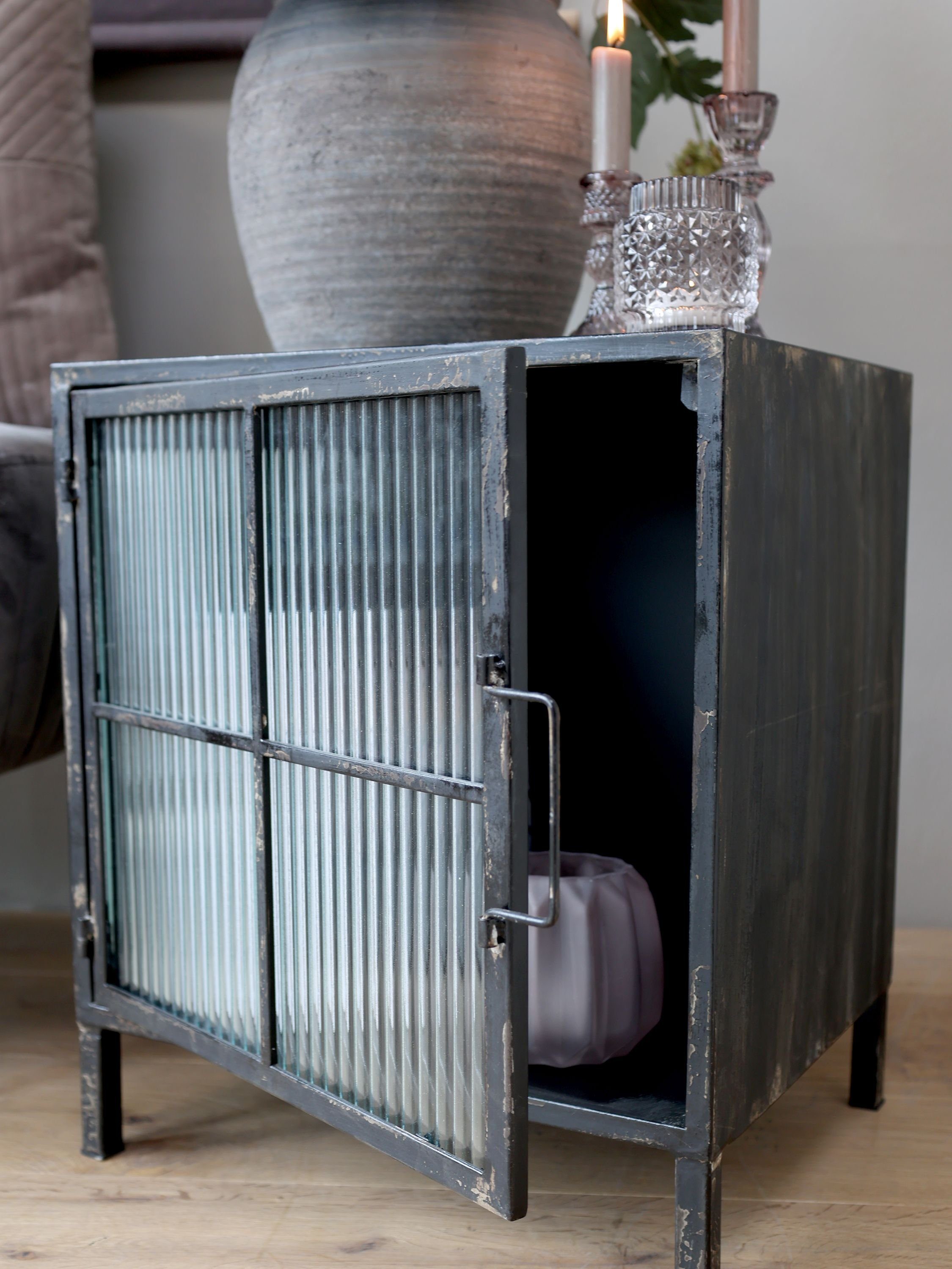 Chic Antique Kommode Schrank geriffelte Glastür Schränkchen Glas Metall Schwarz Chic