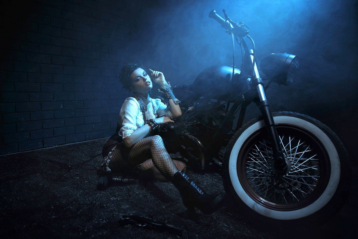 Papermoon Fototapete Frau mit Motorrad bei Nacht