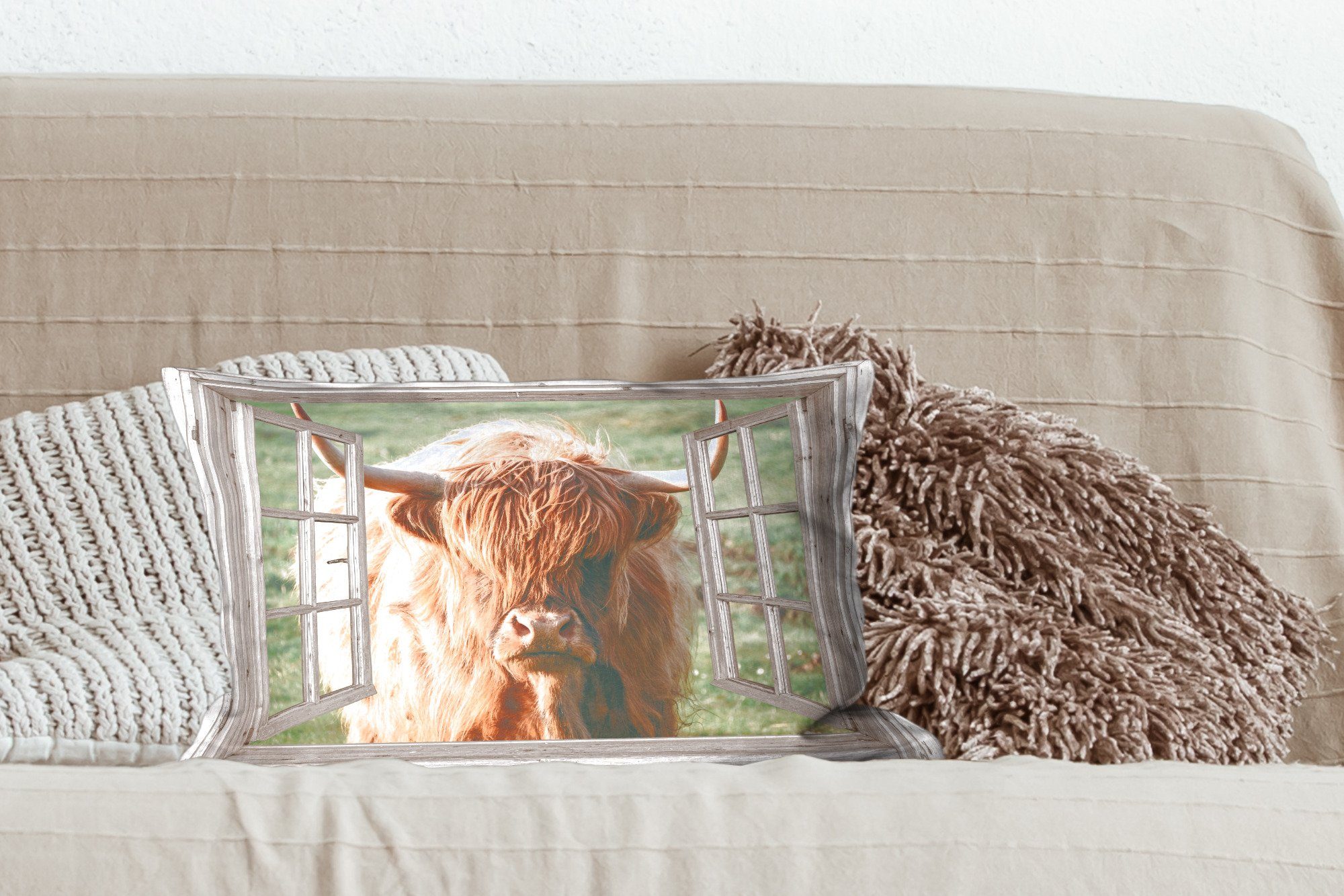 MuchoWow Dekokissen Schottischer Highlander - Fenster - Ansicht mit Dekokissen Tier, Füllung, Zierkissen, Schlafzimmer Wohzimmer - Dekoration