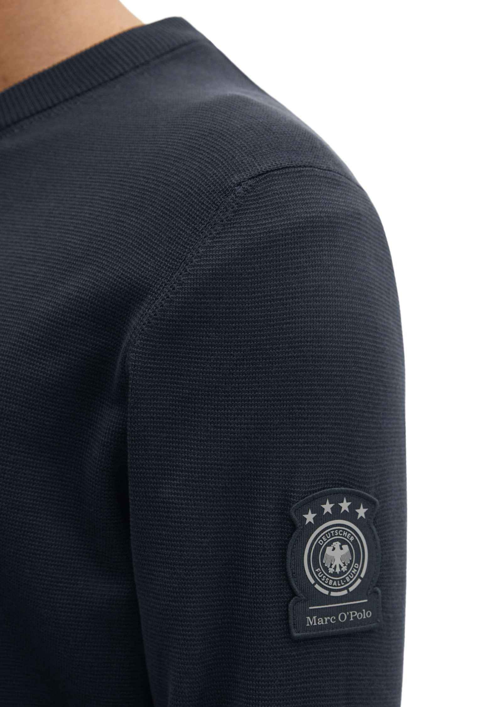 Marc O'Polo Rundhalspullover DFB Travel Collection aus reiner Bio-Baumwolle – Bild 4 von 5