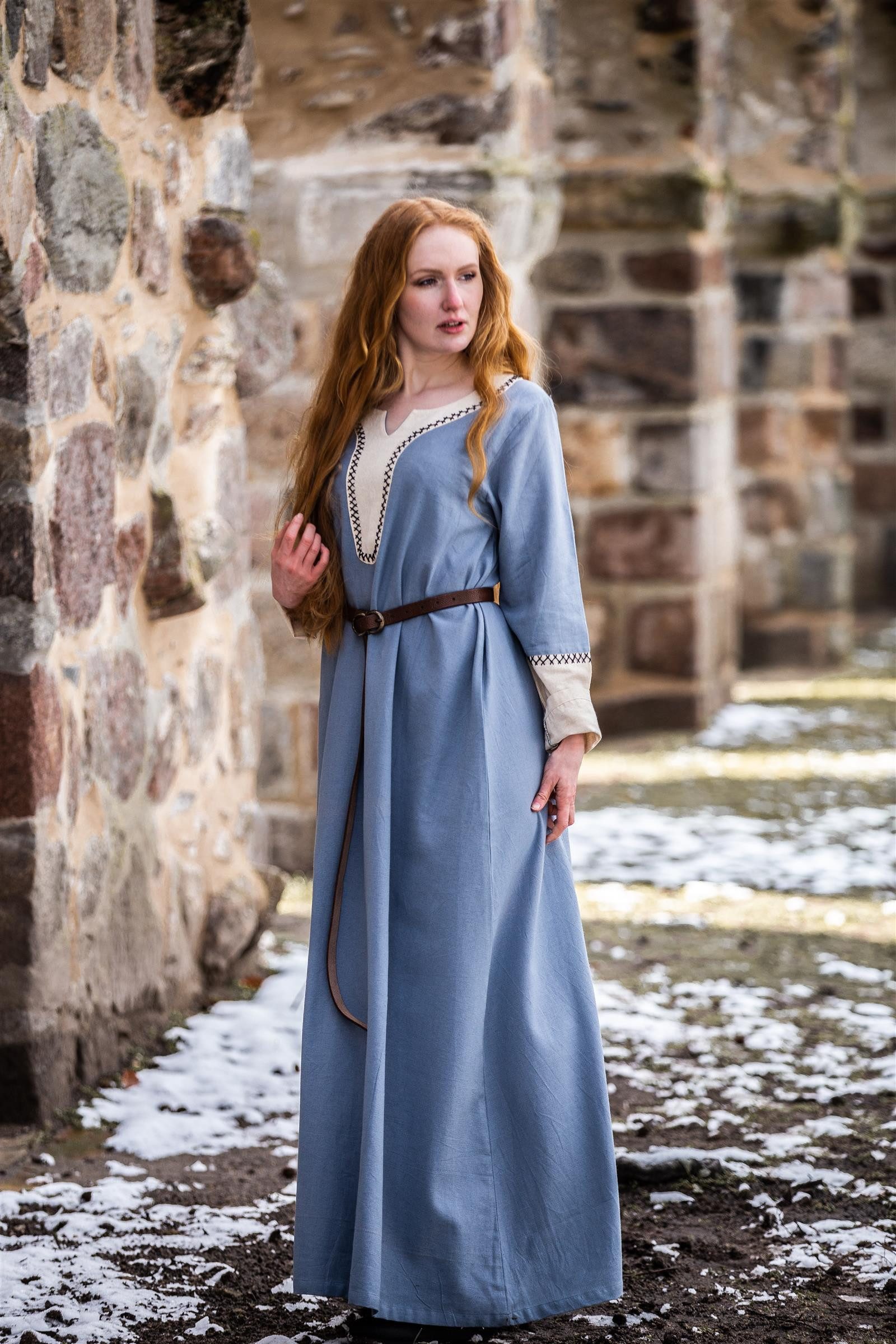 Leonardo Carbone Wikinger-Kostüm Kleid "Freya" mit Handstickerei, zweifarbiges Design, hochwertige Baumwolle