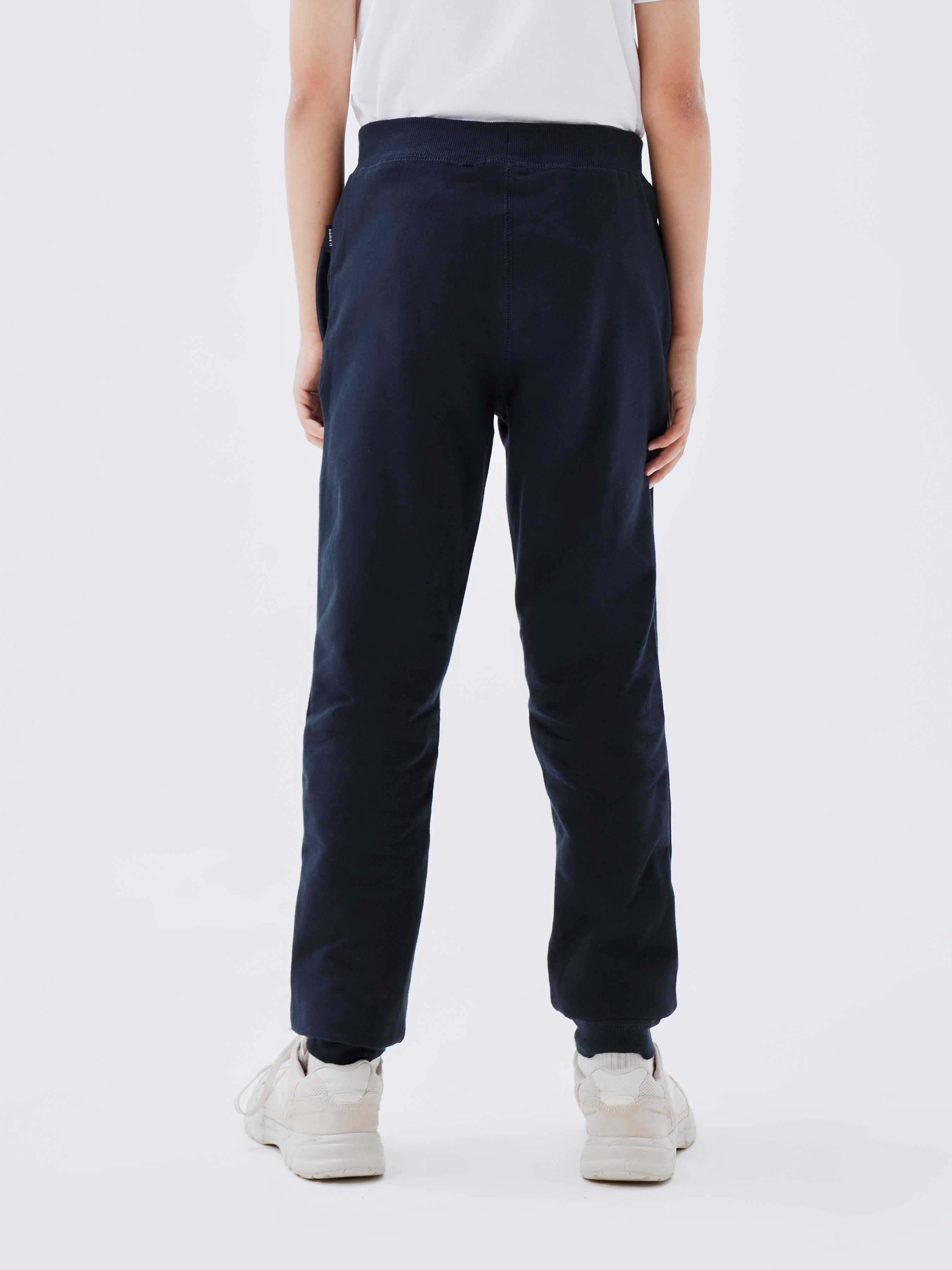 Name It Sweathose NKMSWEAT – Jogger mit verstellbarem Bund und Rippbündchen unifarben, casual, regular fit, angeraute Sweatware – Bild 2 von 5