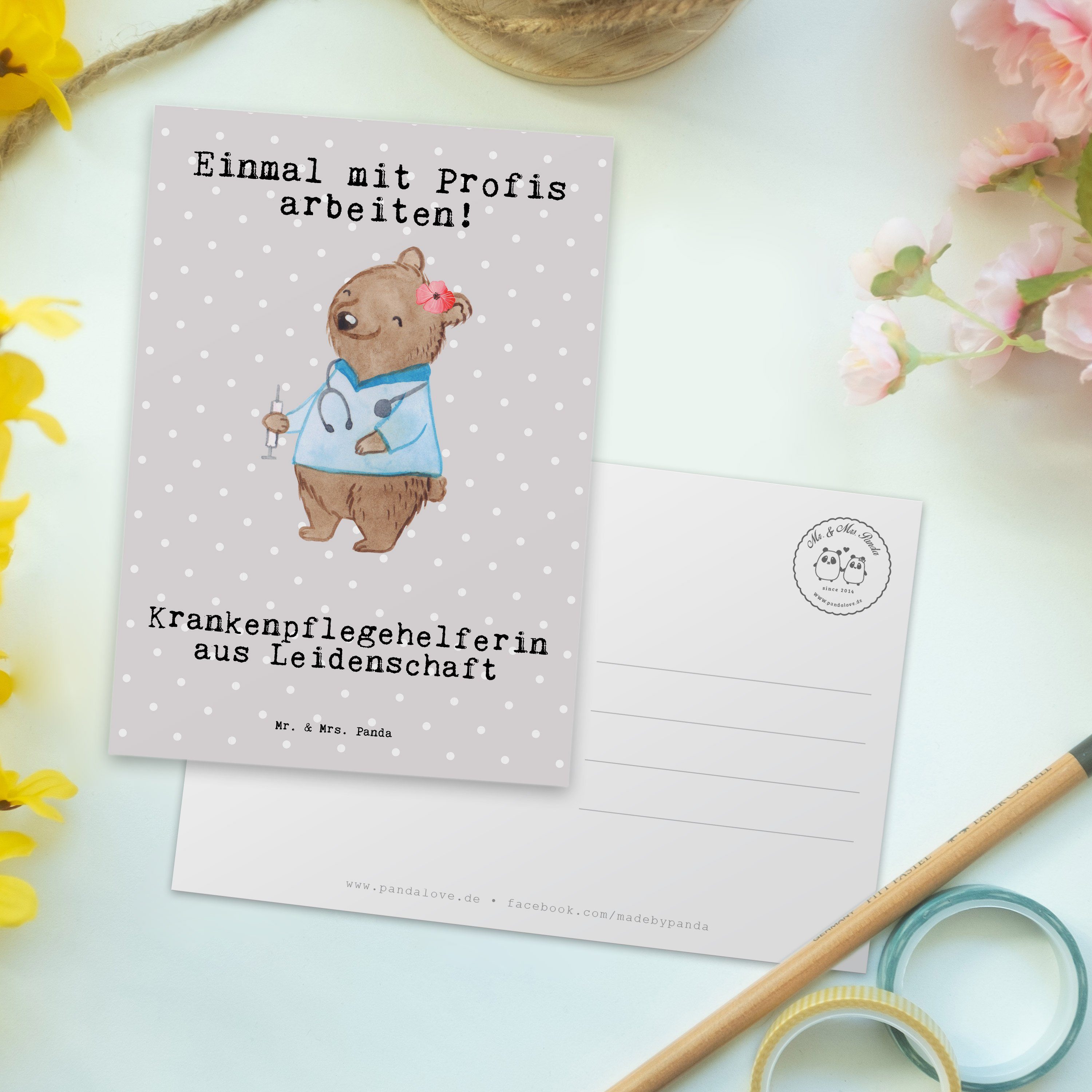 Mr. & Leidenschaft aus Postkarte Mrs. Panda Sch Grau Krankenpflegehelferin - Geschenk, - Pastell