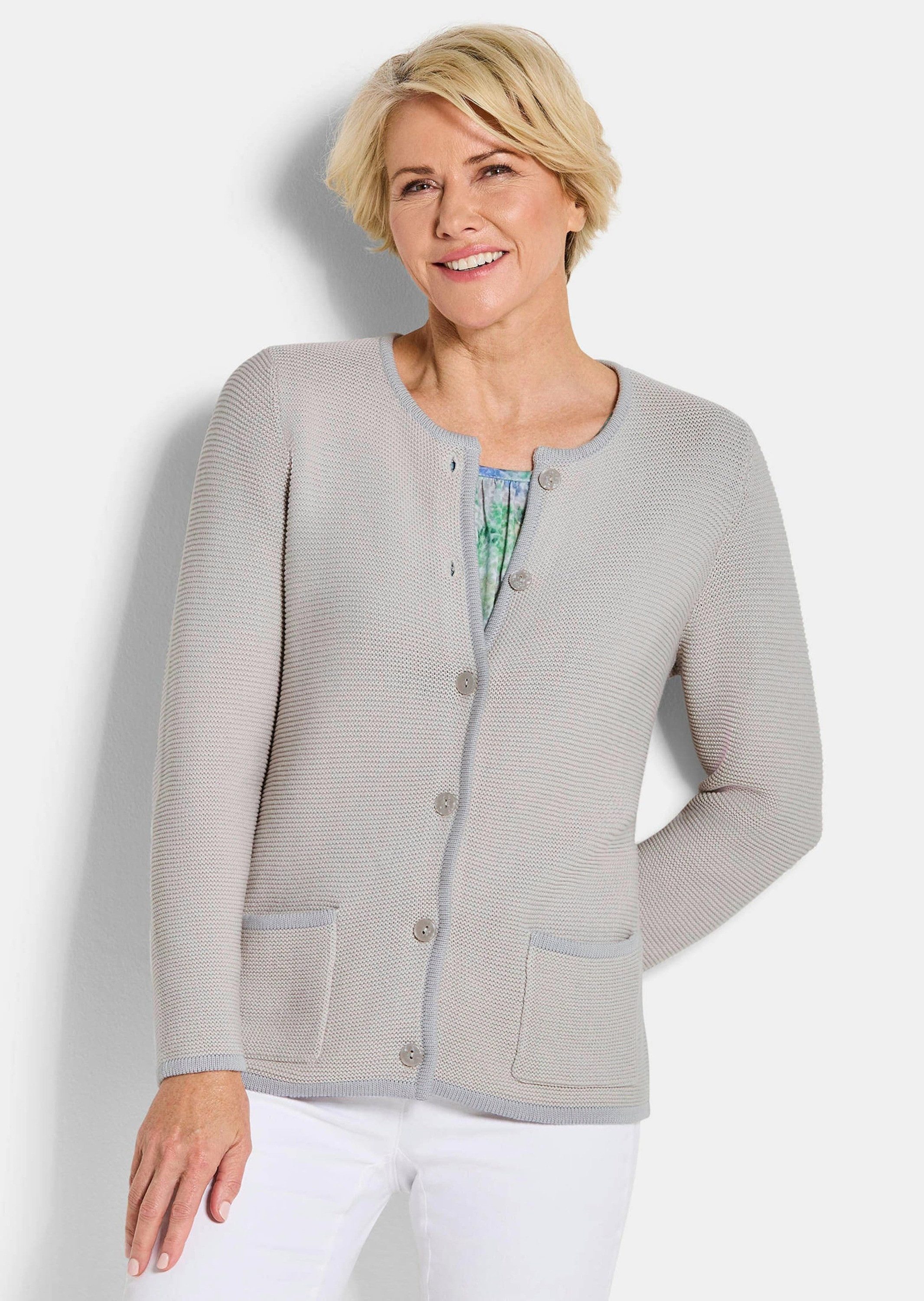 GOLDNER Strickjacke Kurzgröße: Elegante Strickjacke mit Taschen Strukturjacke mit Rundhals, Knopfleiste, Taschen und Langarm