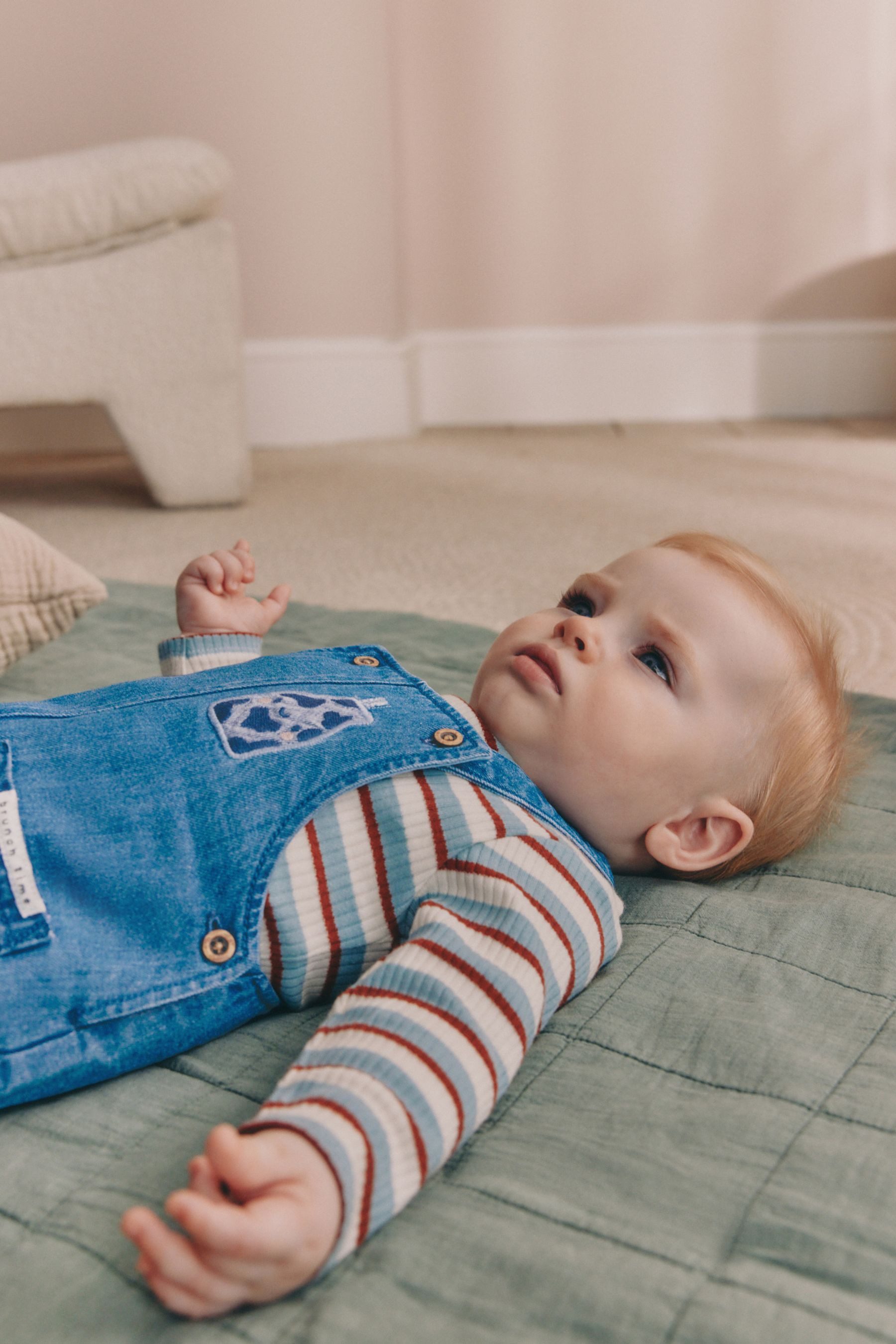 Next Body & Hose Baby Denim-Latzhose und strukturierter Bodysuit (2-tlg) – Bild 5 von 5