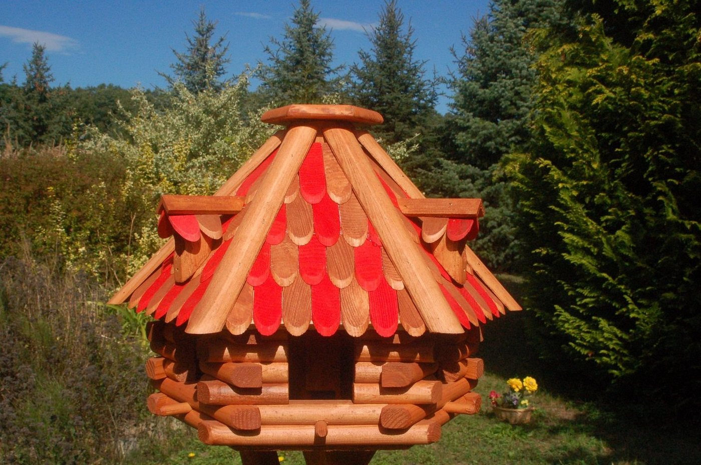 Thumbnail - DSH DEKO SHOP HANNUSCH Vogelhaus Futterhaus / Vogelhaus mit braun - roten Holzschindeln V13r m. St.