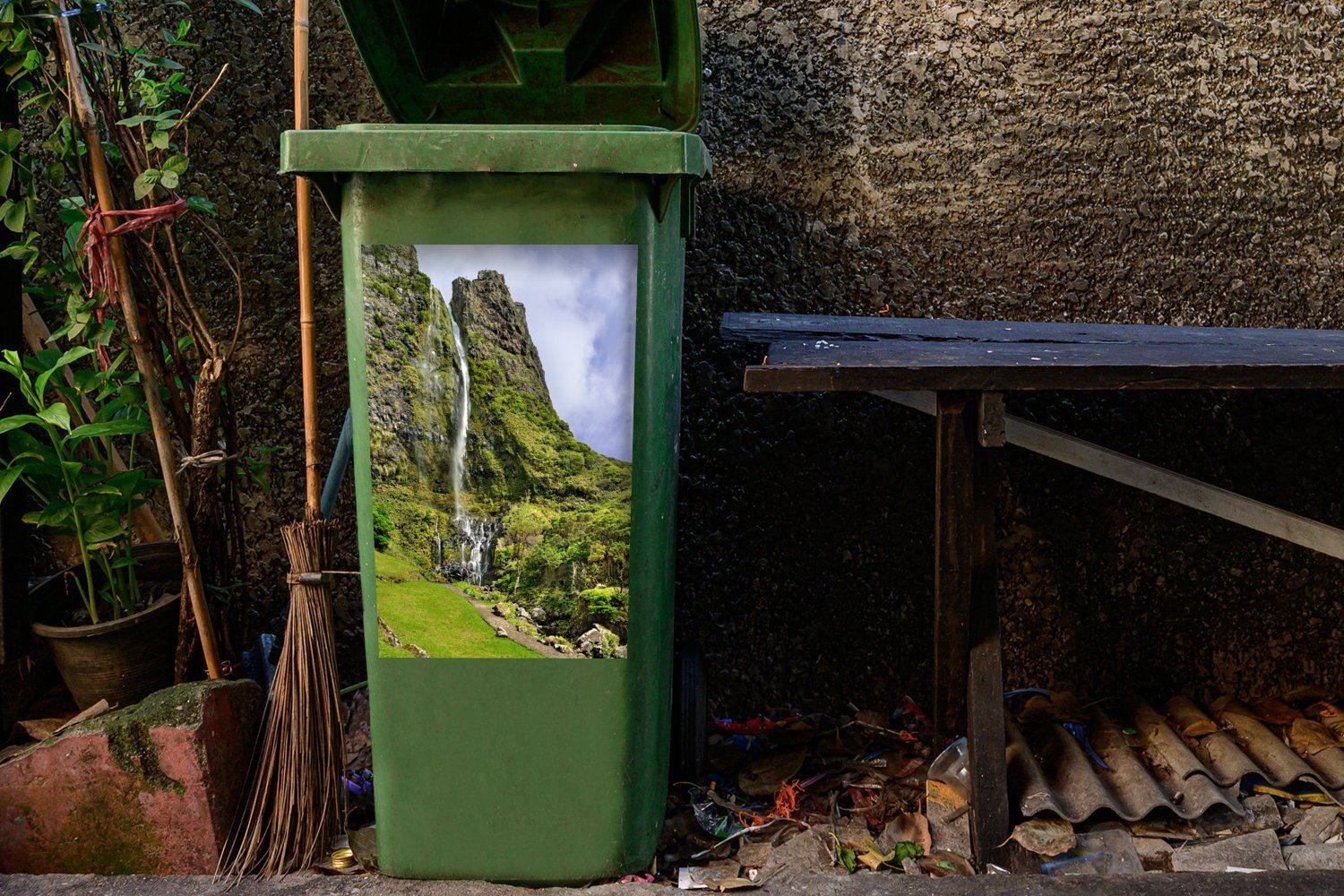 steilen den Klippe Azoren Wasserfall Abfalbehälter Sticker, einer Mülltonne, St), Wandsticker Ein MuchoWow auf an Container, großer Mülleimer-aufkleber, (1
