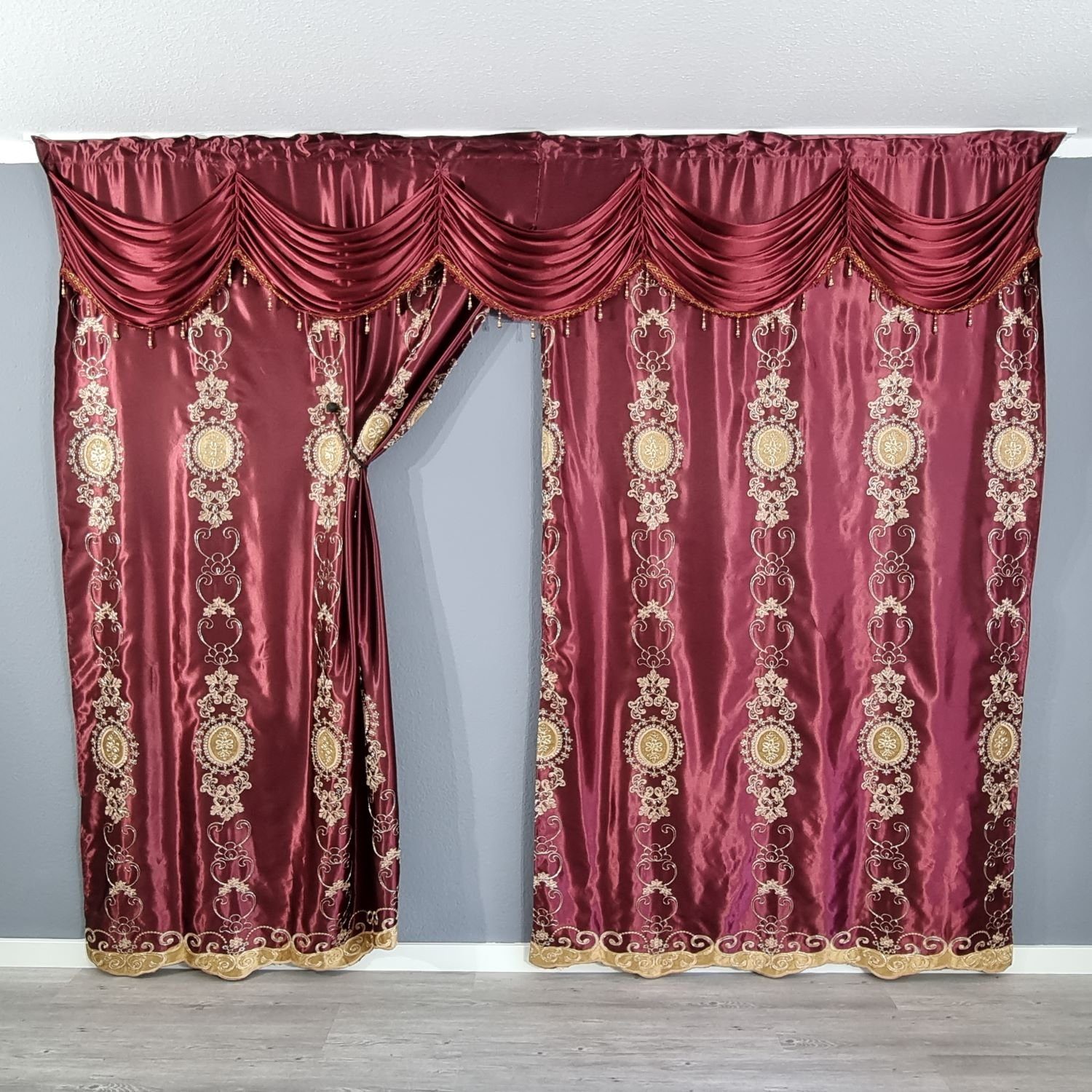 Gardinen by Justyna Verdunkelungsvorhang Bordeaux Barock Gardine, Kräuselband, abdunkelnd, Polyester, Verdunkelung,Blickdicht,Verdunkelt,Barock Stil,Orientalisc – Bild 3 von 5