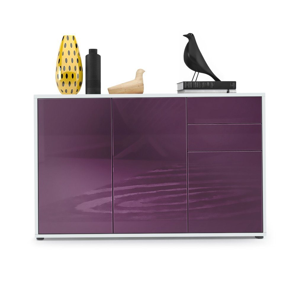 Vladon Kommode Ben V3 (Kommode, mit 3 Türen und 2 Schubladen), Weiß matt/Brombeer Hochglanz (117 x 74 x 36 cm)