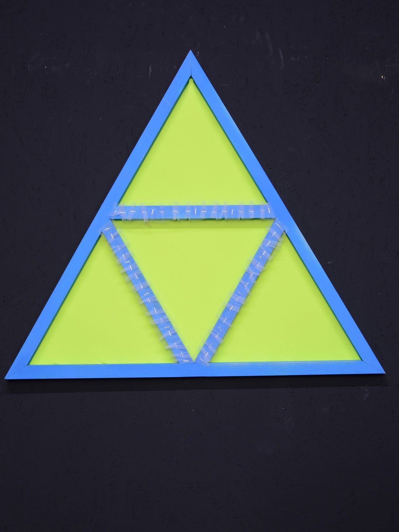 "Blue PSYWORK StringArt unter Schwarzlicht Triangle" Dekoobjekt Schwarzlicht leuchtet 65cm, Sun Dreieck-Mind UV-aktiv, Change