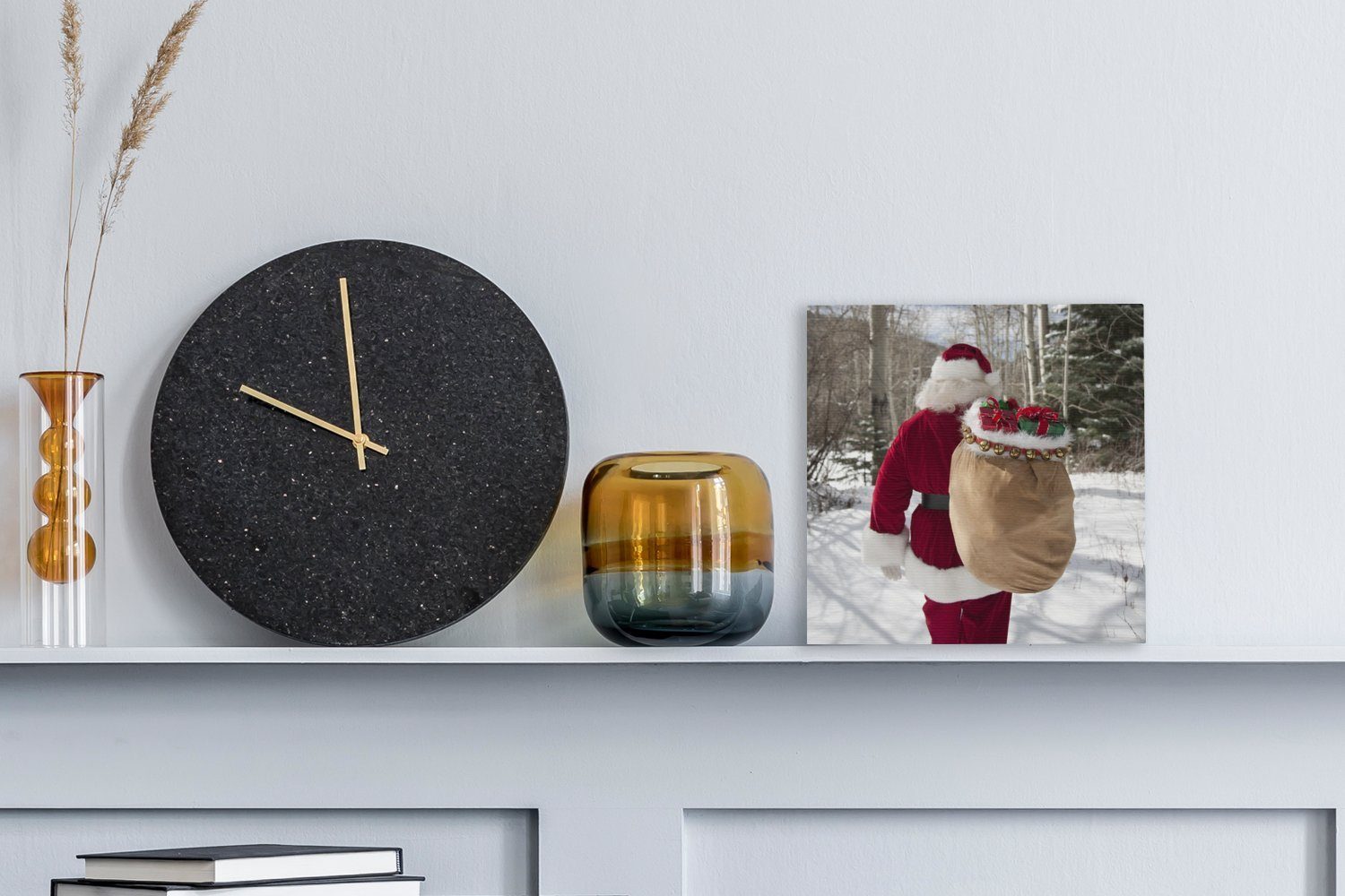 Weihnachtsgeschenke, einem OneMillionCanvasses® Leinwand Weihnachtsmann mit St), geht für Wohnzimmer Bilder Der (1 Schlafzimmer Leinwandbild Sack voller