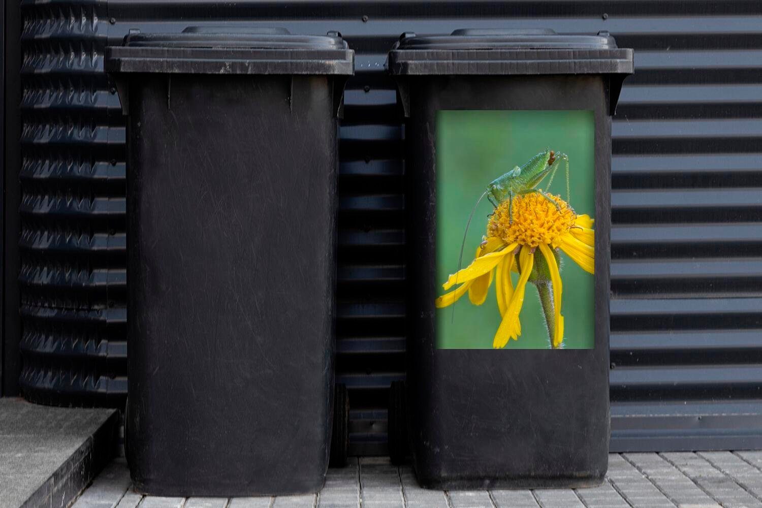MuchoWow Wandsticker Grashüpfer (1 auf Container, Abfalbehälter Mülleimer-aufkleber, St), Blume Sticker, Mülltonne