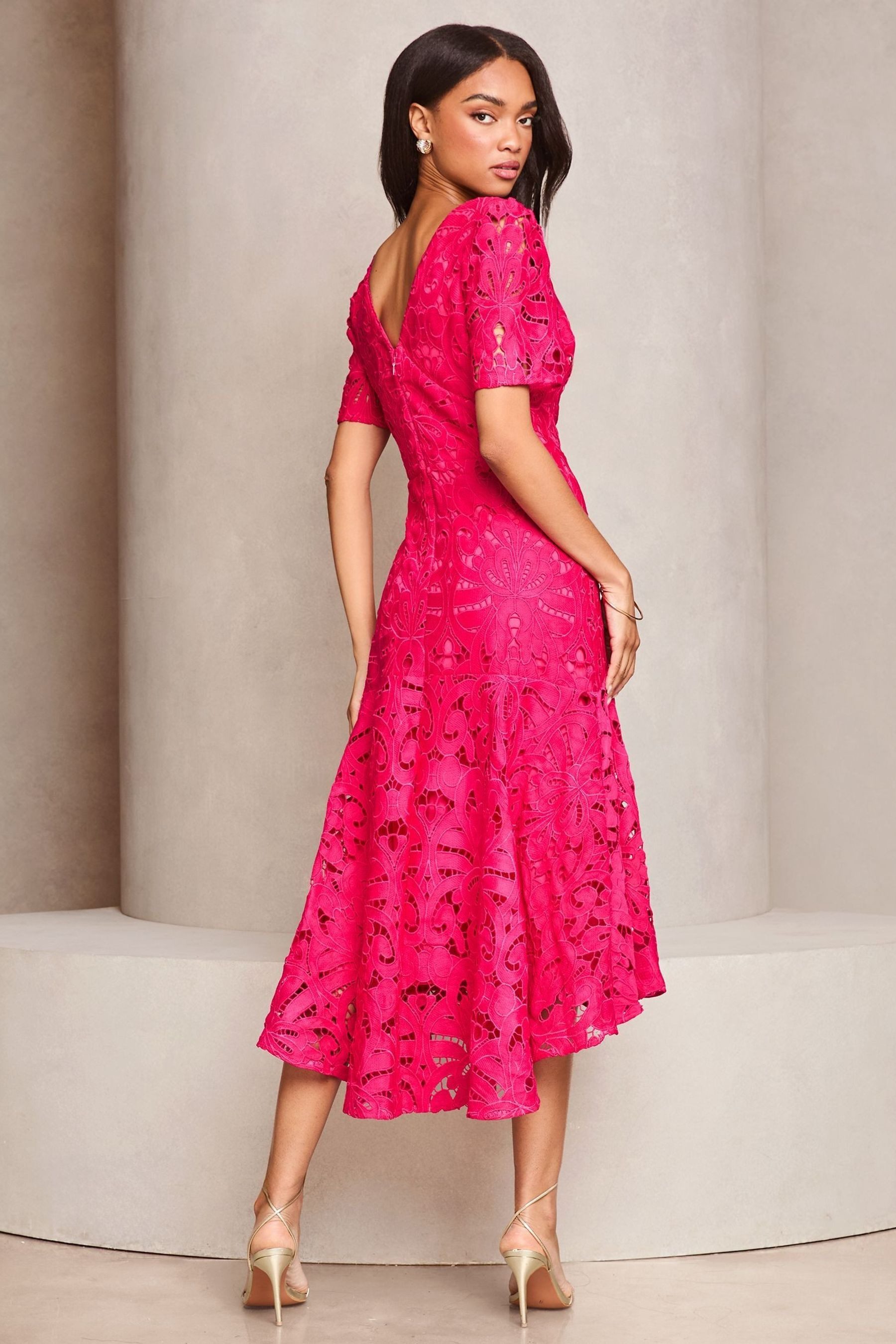 LIPSY Midikleid Lipsy Midikleid mit kurzen Ärmeln, Regular (1-tlg) günstig online kaufen