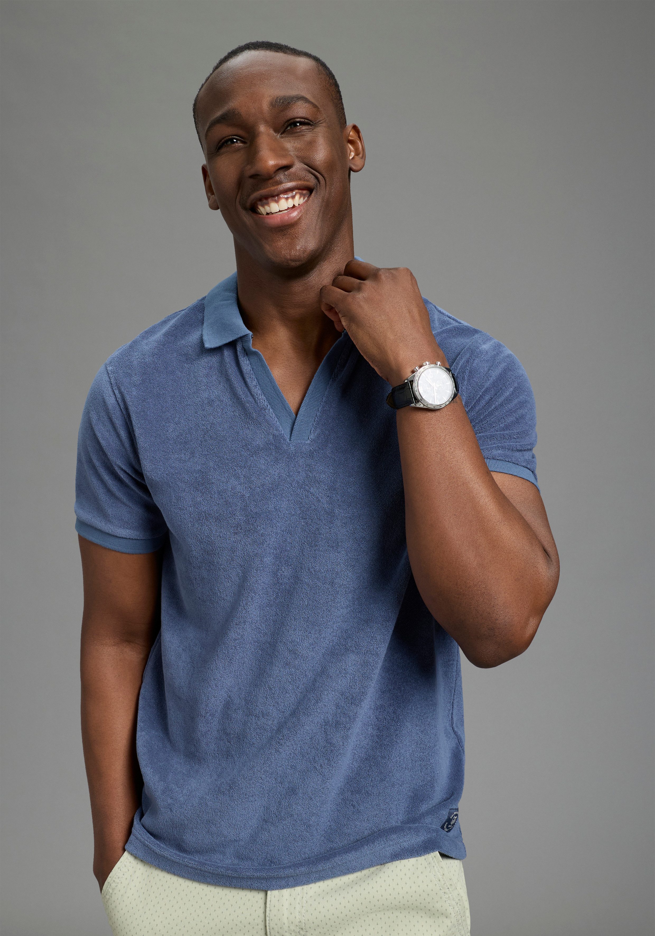 DELMAO Poloshirt sommerleichter Frottee Regular Fit, mit V-Ausschnitt und Polokragen, unifarben. € 29,99, (€ 29,99 pro 1 Stk).