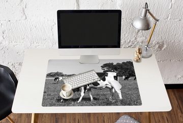 MuchoWow Gaming Mauspad Friesische Kühe grasen auf der Weide - schwarz und weiß (1-St), Büro für Tastatur und Maus, Mousepad Gaming, 90x60 cm, XXL, Großes
