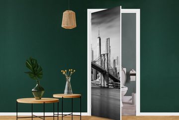 MuchoWow Türtapete Architektur - New York - Brooklyn Bridge - Wasser - Schwarz und weiß, Matt, bedruckt, (1 St), Fototapete für Tür, Türaufkleber, 75x205 cm