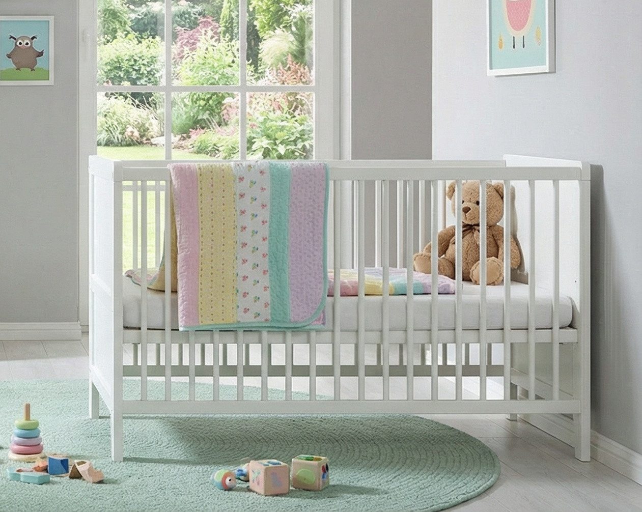 luma-home Babyzimmer-Komplettset 22802, (3-teilig – Babymöbel für Kinderzimmer mit Babybett 70x140 cm, Wickelkommode B122/H101/T75 cm, Soft-Close), 2-tür. Kleiderschrank m. Schubladen B90/H200/T58 cm, Landhausstil Weiß