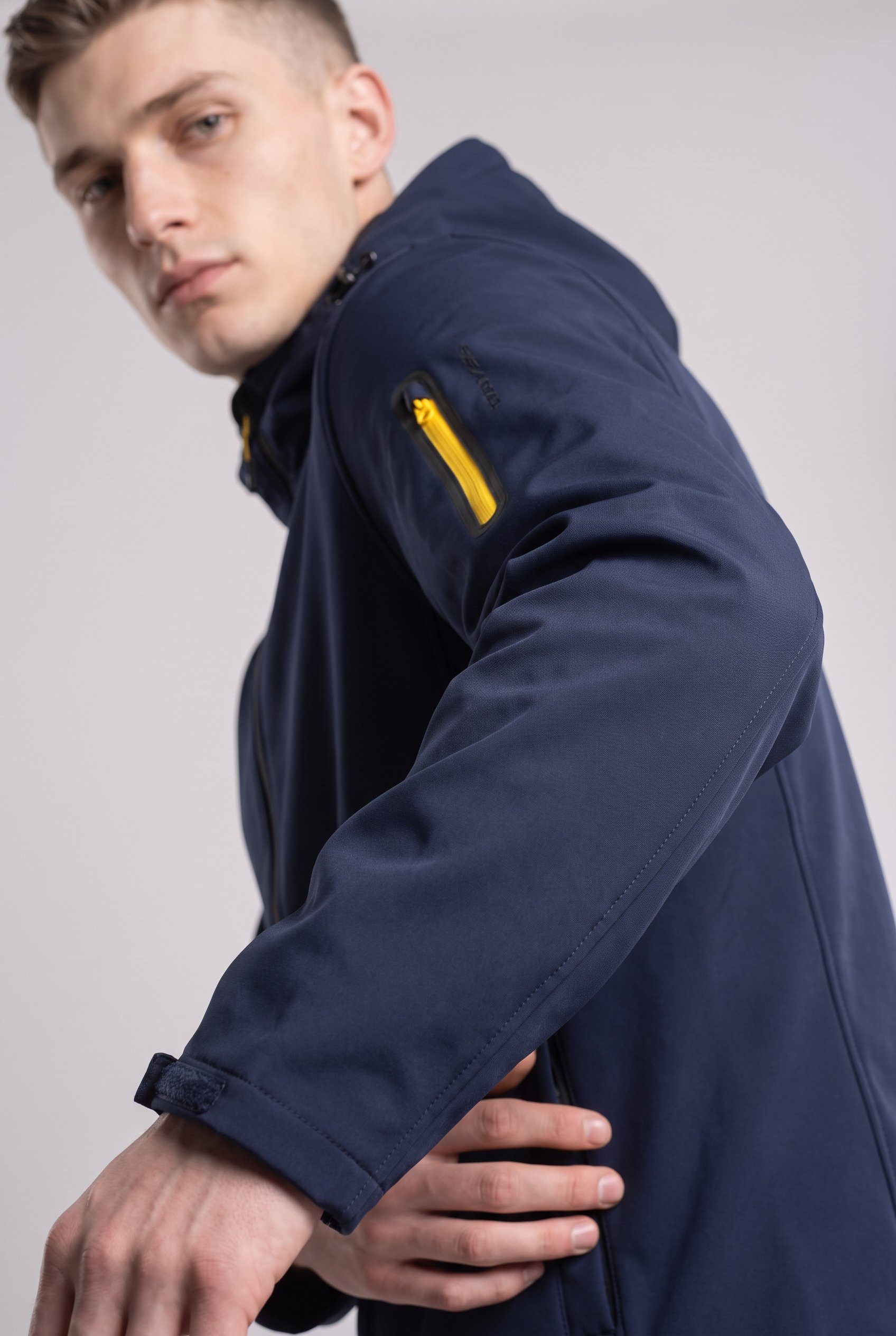 Icepeak Softshelljacke H SOFTSHELLJACKE BRINSMADE mit hochschließendem Kragen, aus wärmendem Softshell-Material