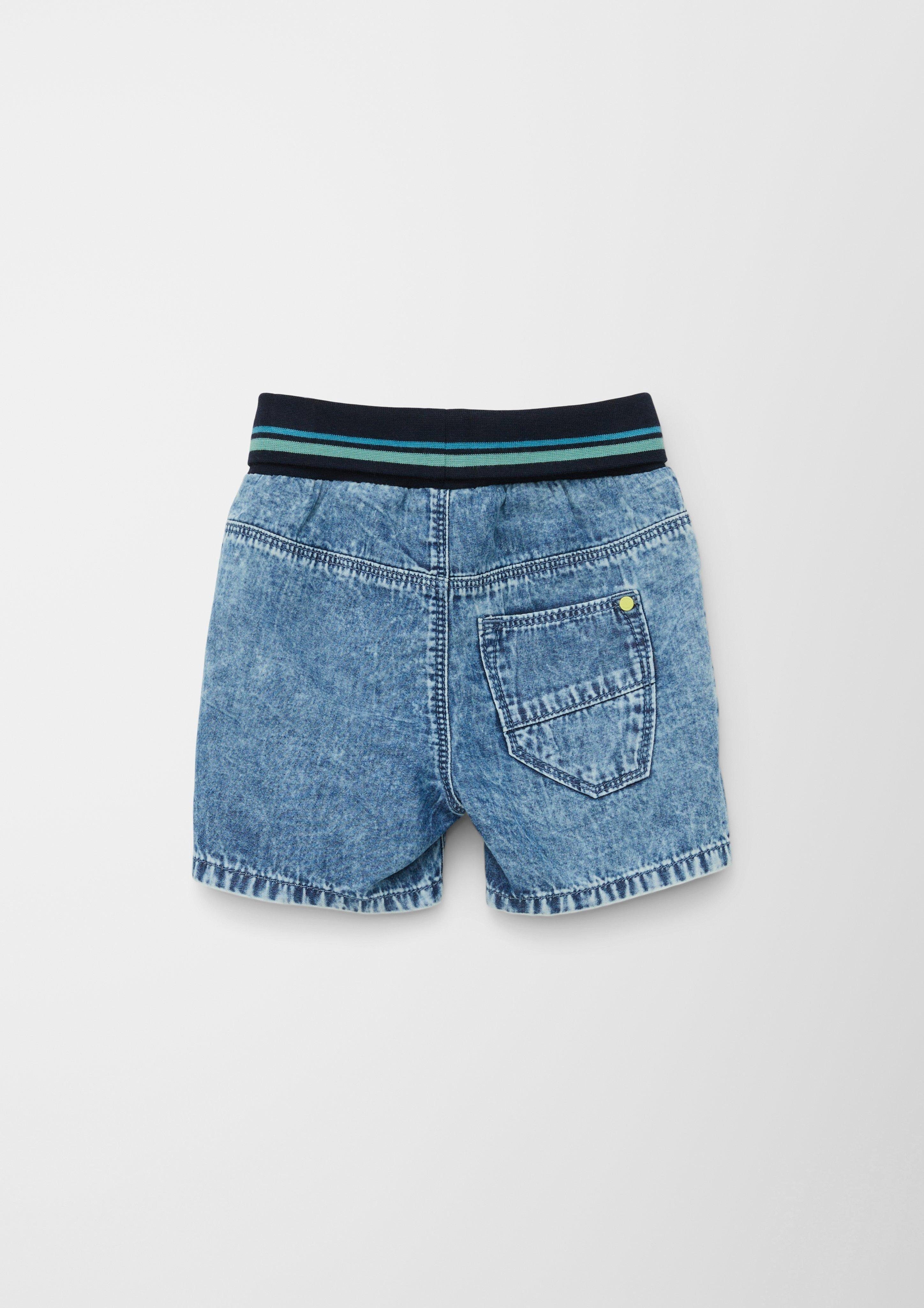 Leg / / Regular Rise s.Oliver Jeans-Shorts Kontrast-Details High / Fit Straight Shorts
