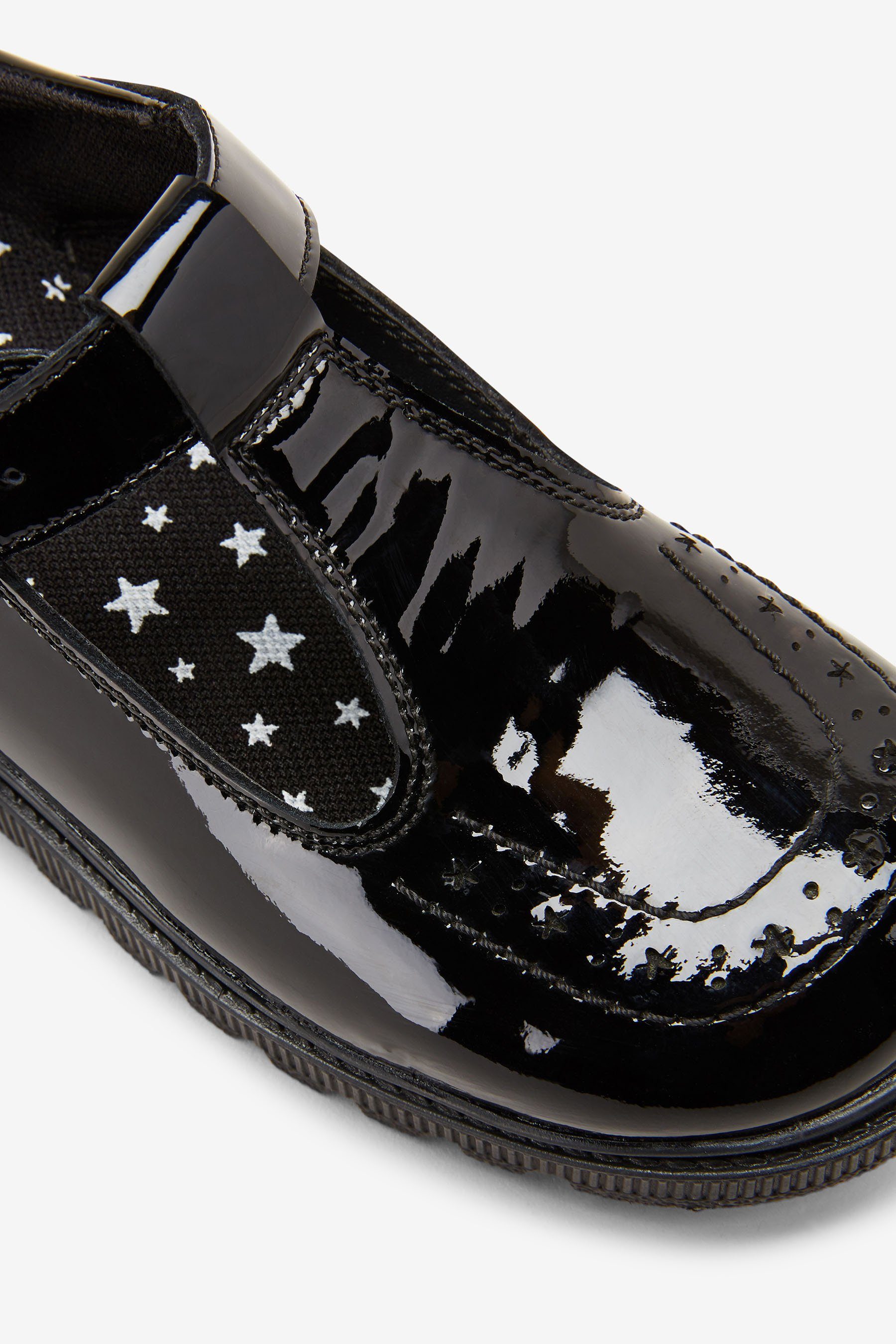 Next Kompakte T-Steg-Schuhe (1-tlg) T-Strap-Sandale Patent Black aus Leder