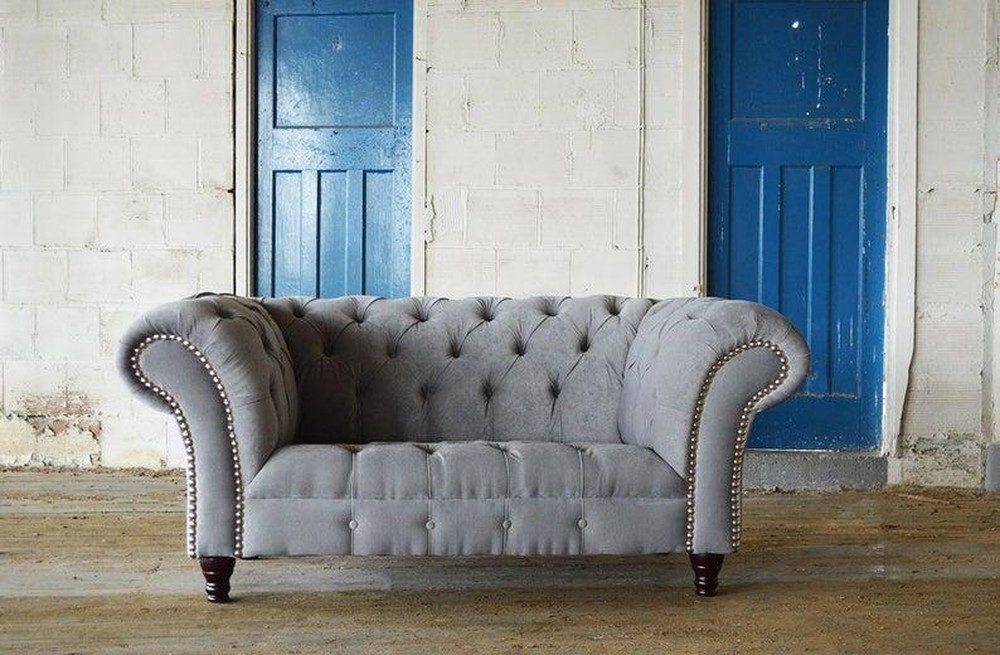 Chesterfield-Sofa Luxuriöses Polstersofa im klassischen Chesterfield-Stil, hellgrau
