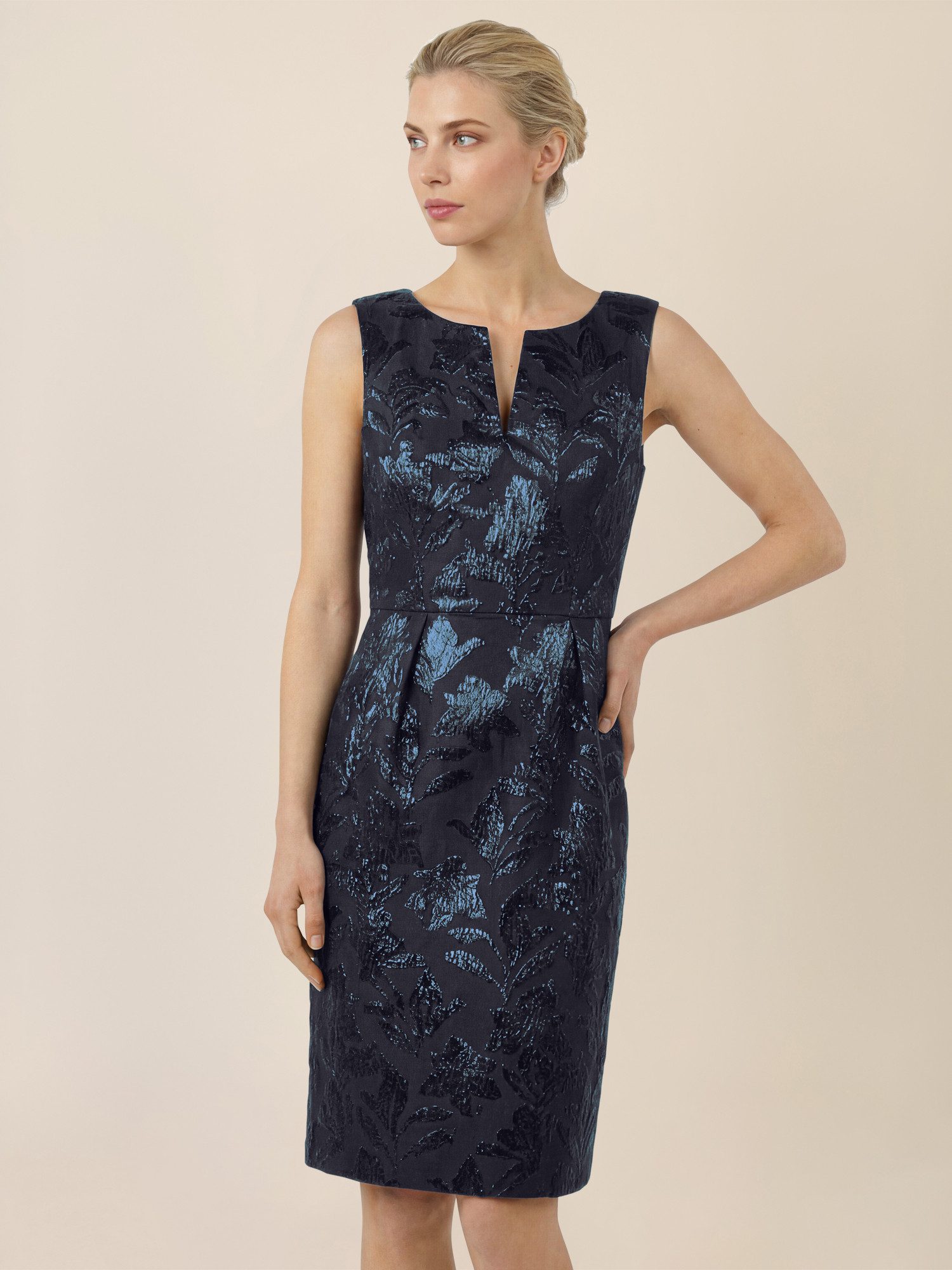 Apart Brautkleid mit Glanzjacquard und V-Ausschnitt