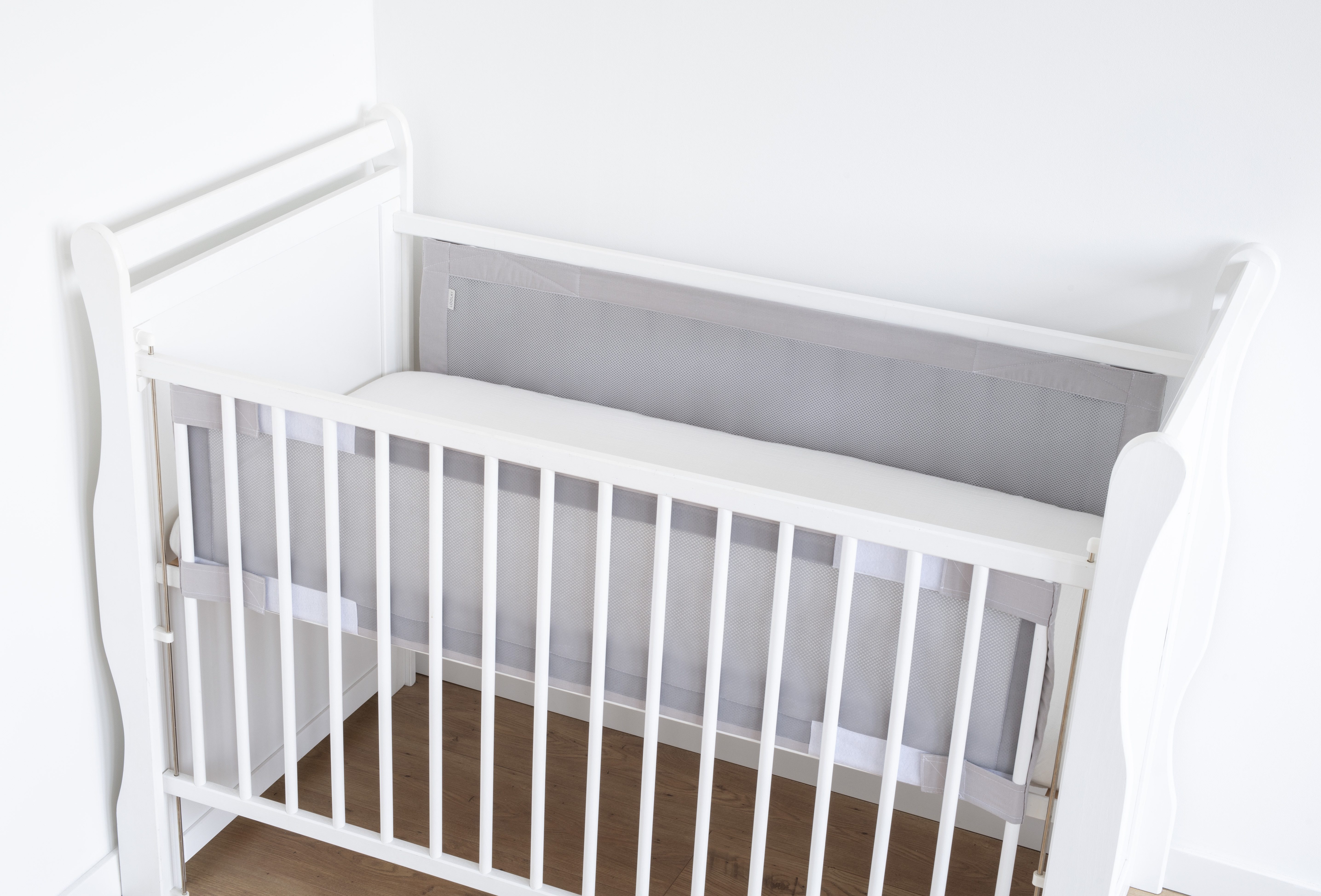 Loolay Bettnestchen GRAU Mesh Bettumrandung atmungsaktiv für 120x60 140x70 cm Babybett, (luftdurchlässig, formstabil, elegant Netz Bett Schutz, 2-tlg. Babybett Umrandung aus 5 mm Mesh mit Klettverschluss), Scandi Look und Neutral Style fürs Kinderzimmer