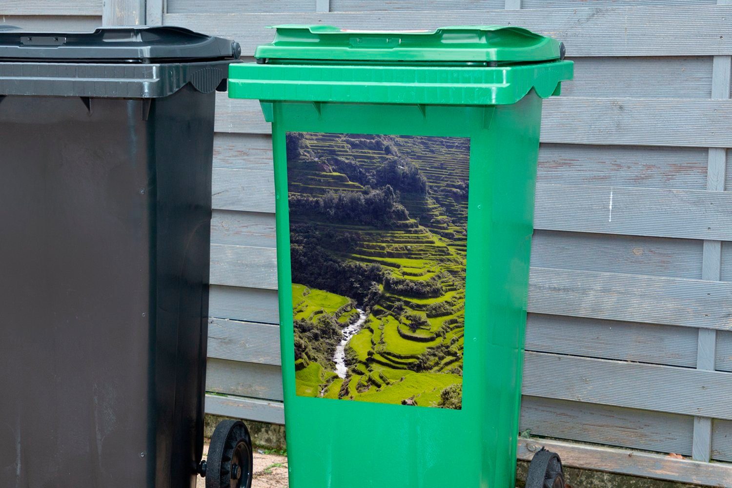 auf Mülltonne, Wandsticker Sonne Die auf scheint den Sticker, MuchoWow Container, grünen Abfalbehälter Reisterrassen von Banaue (1 St), die Mülleimer-aufkleber,