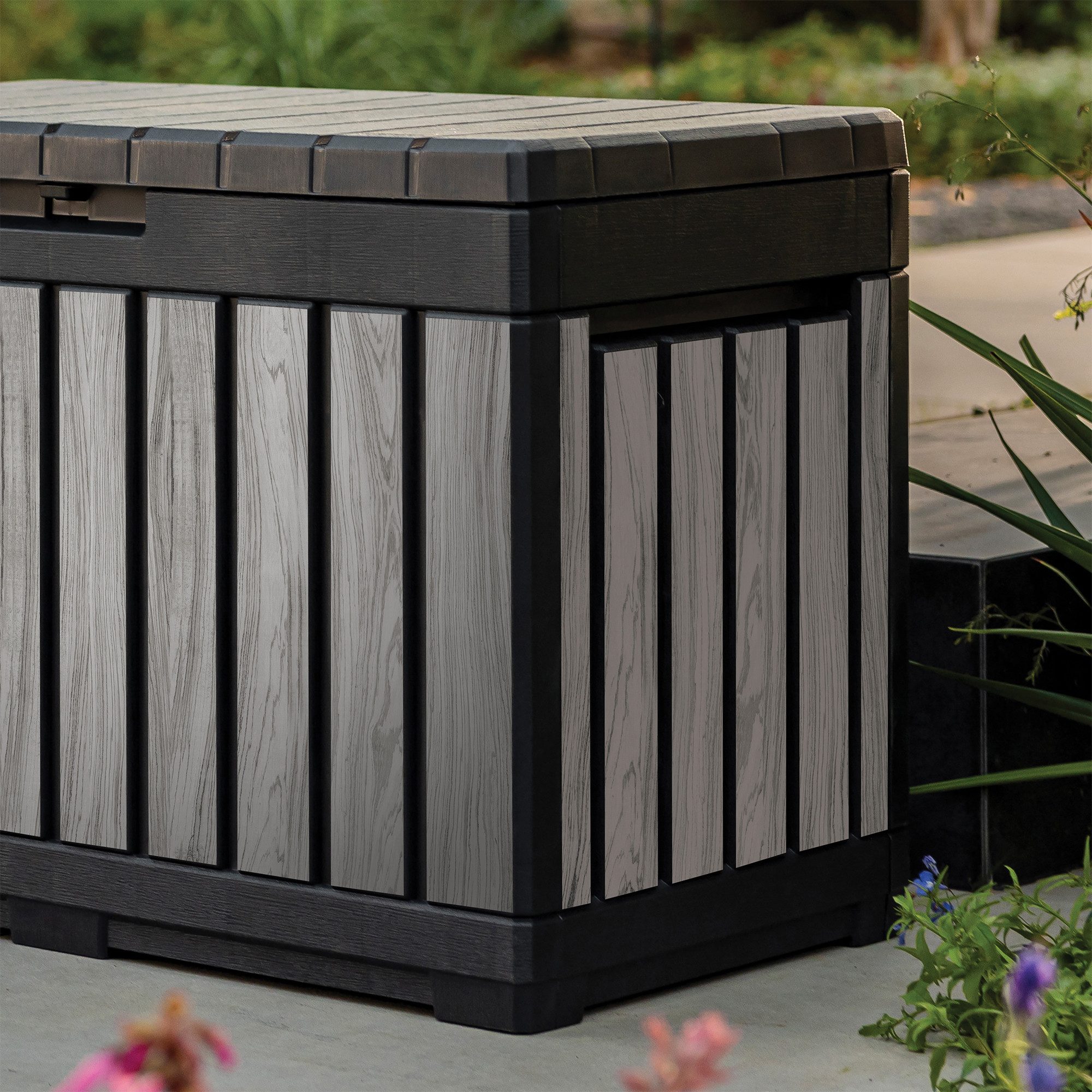 Keter Gartenbox Kentwood, 190 Liter, Holzoptik Stormgrey, Deckel bis 260 kg belastbar, abschließbar, wetterfest, UV-resistent, wartungsfrei