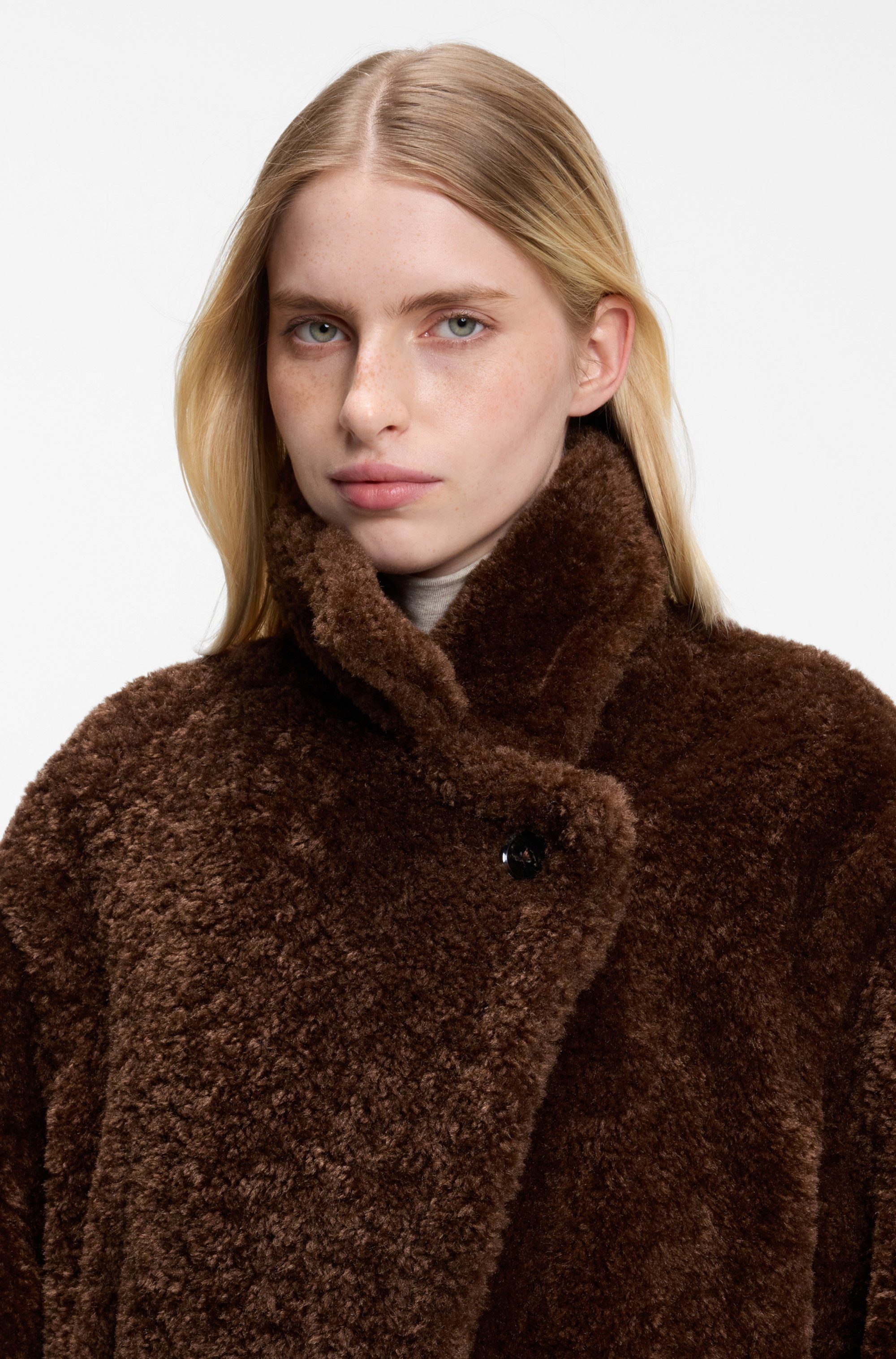 BOSS ORANGE Kurzmantel Catedy Premium Damenmode aus softem Teddy, Relaxed Fit – Bild 2 von 5