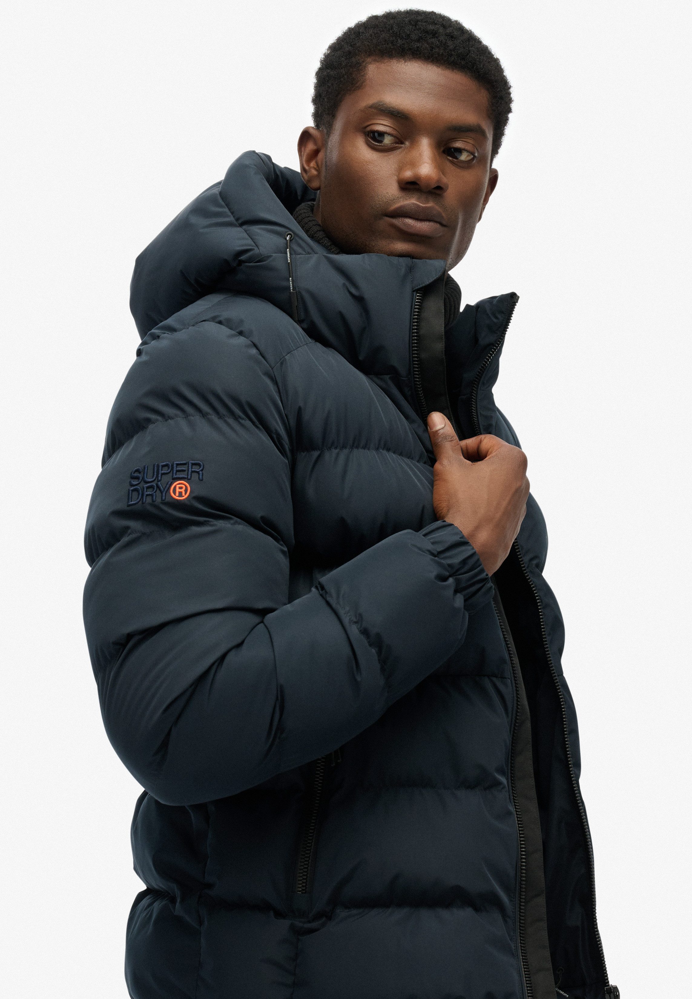 Superdry Steppjacke HOODED SPORTS PUFFER JACKET Kunstfaser, relaxed fit