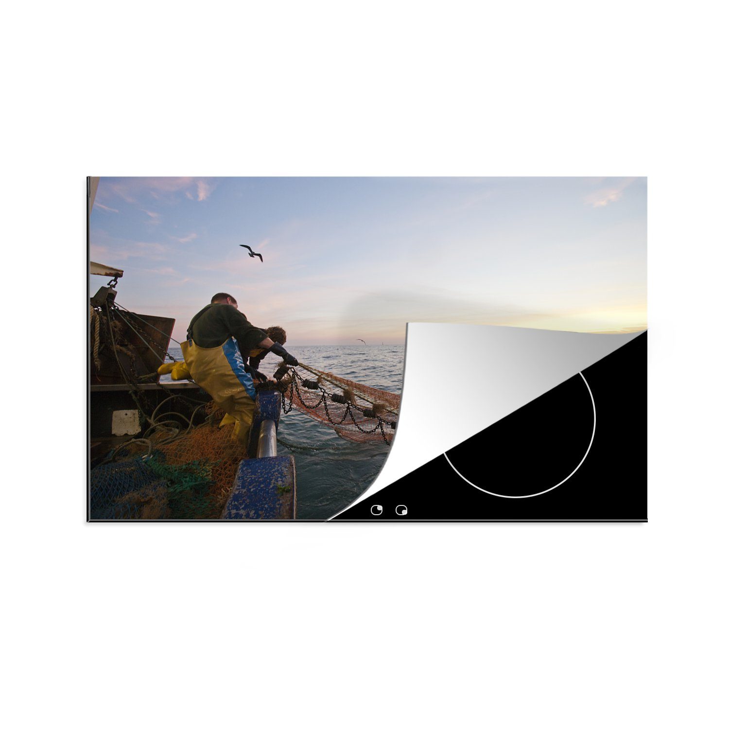 MuchoWow Herdblende-/Abdeckplatte Fischer holen ihre Netze vom Fischereifahrzeug aus ein, Vinyl, (1 tlg), 81x52 cm, Induktionskochfeld Schutz für die küche, Ceranfeldabdeckung
