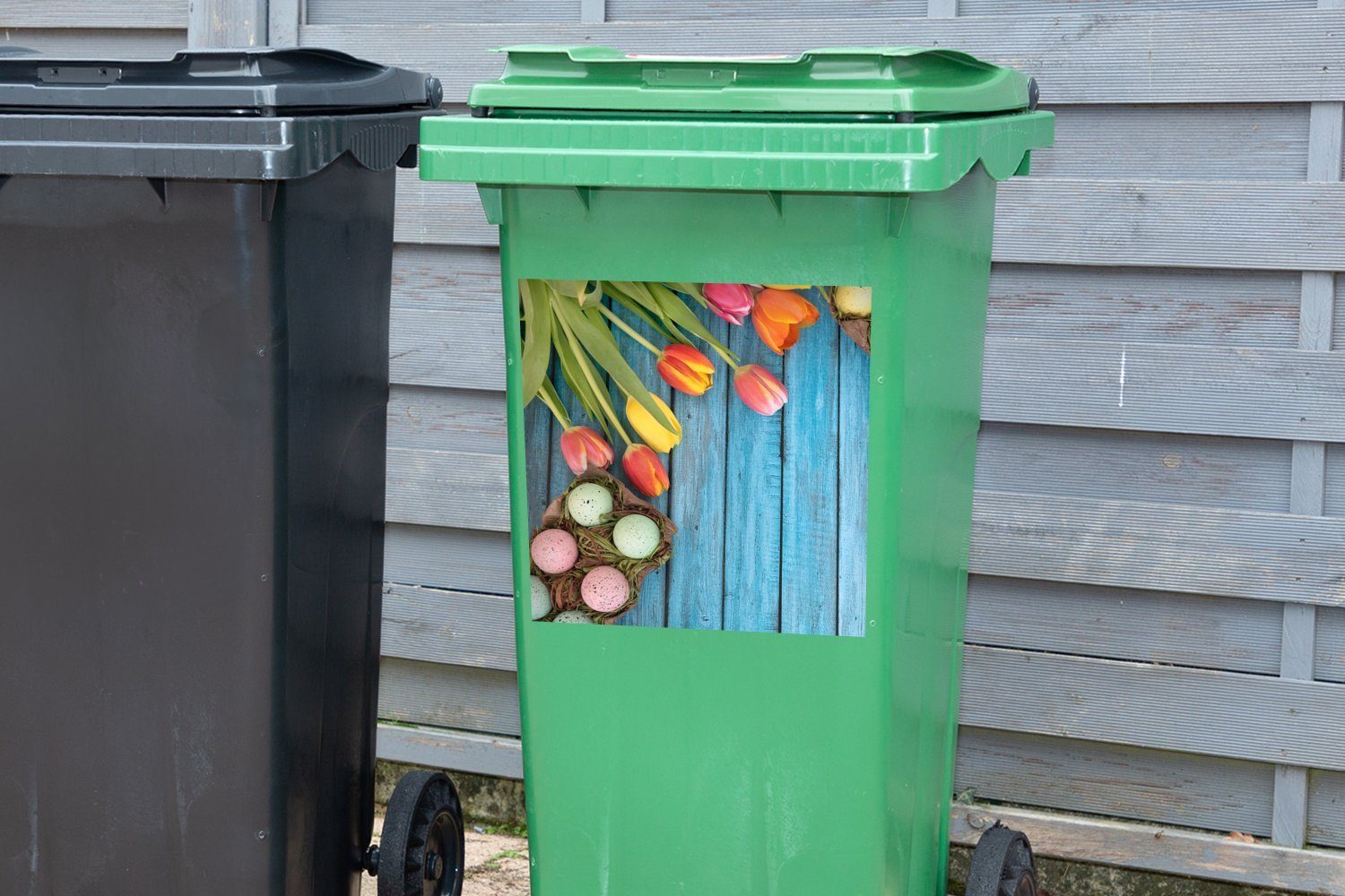 MuchoWow Wandsticker Ostereier und bunte einem Mülleimer-aufkleber, Abfalbehälter zu Sticker, (1 Container, Mülltonne, Tulpen Ostern auf St), hölzernen Hintergrund