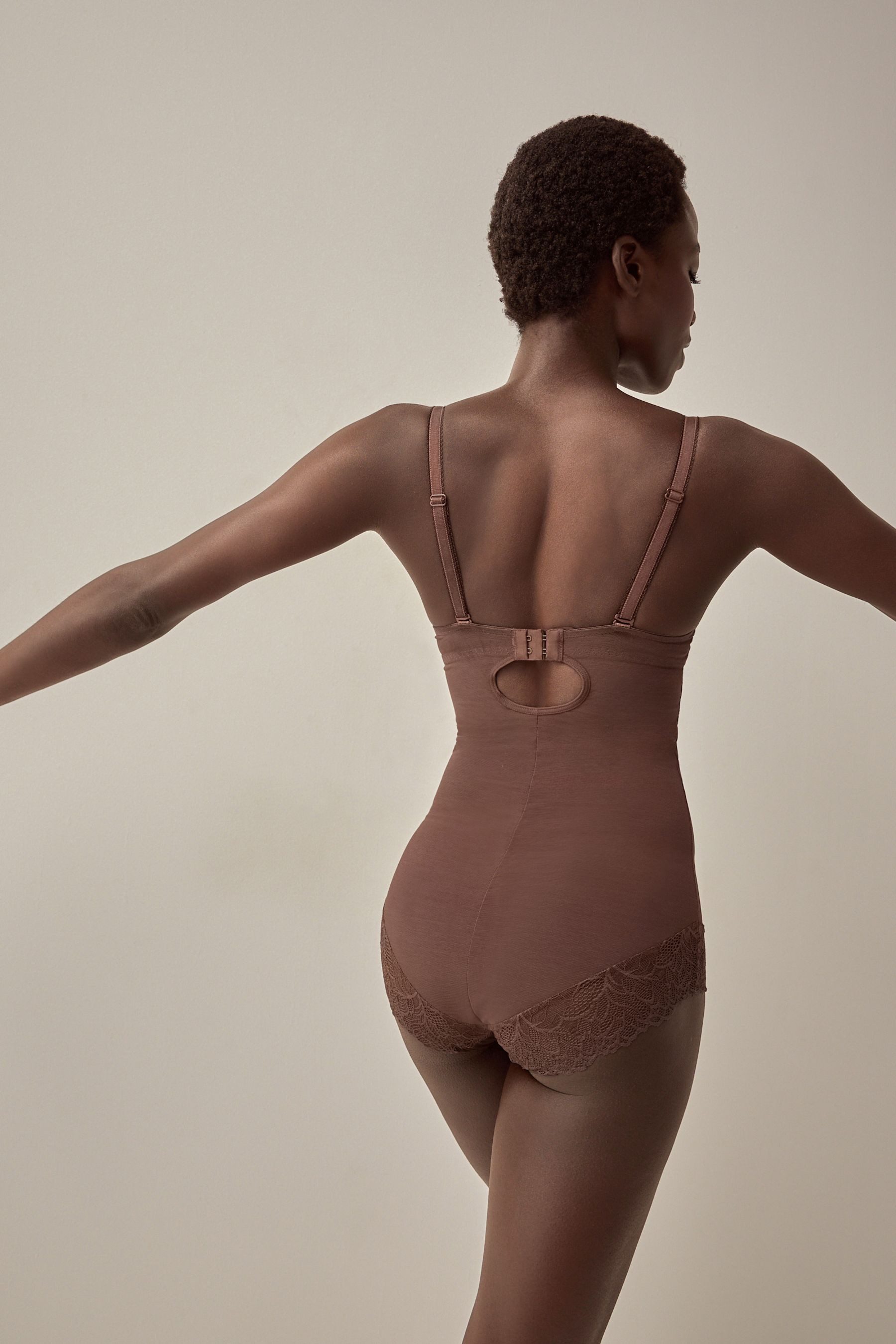 Next Miederbody Figurformender Body mit Spitze und Körbchen (1-tlg)