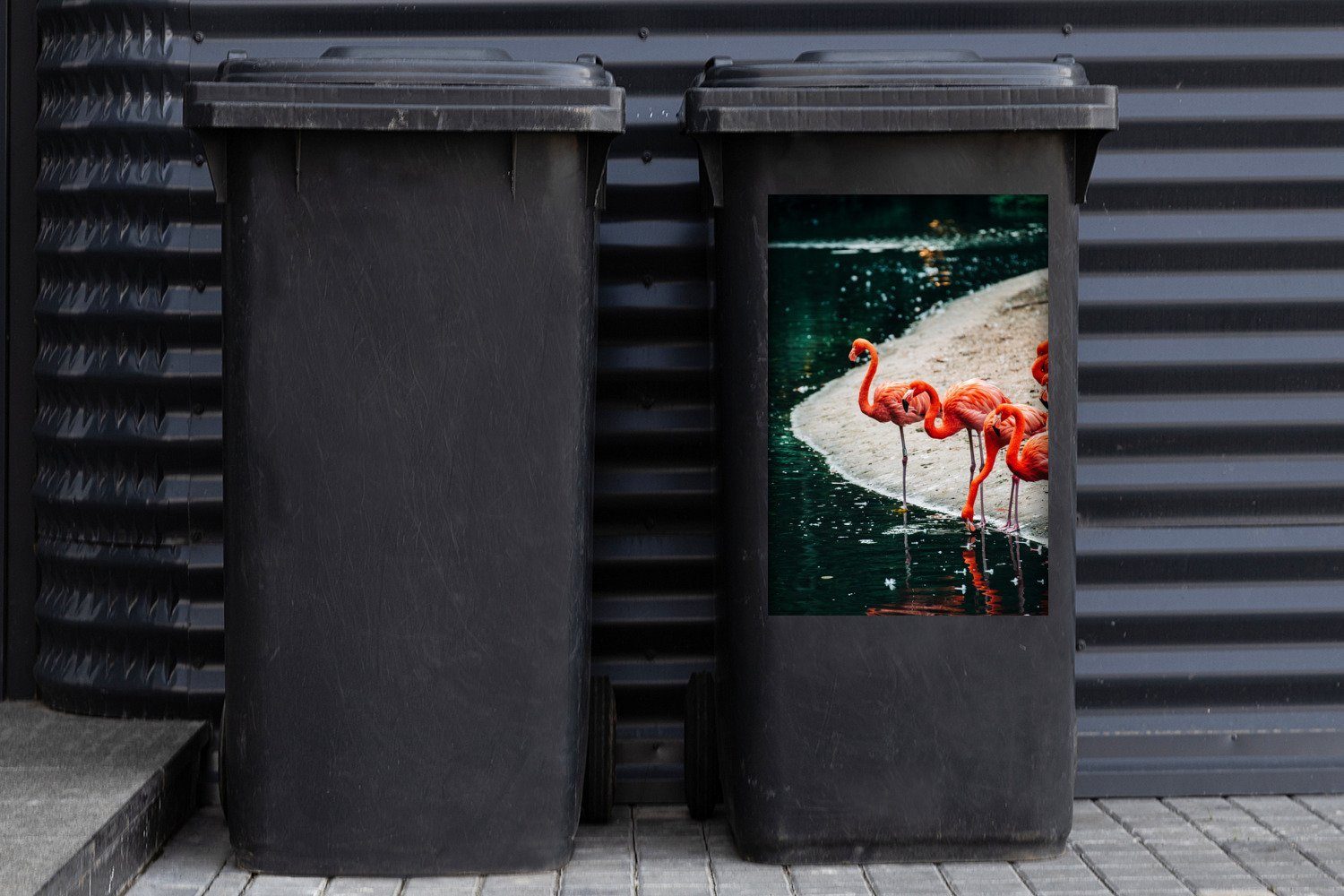 am Wasser Container, MuchoWow St), Sticker, Mülleimer-aufkleber, Abfalbehälter Flamingos (1 Wandsticker Mülltonne,