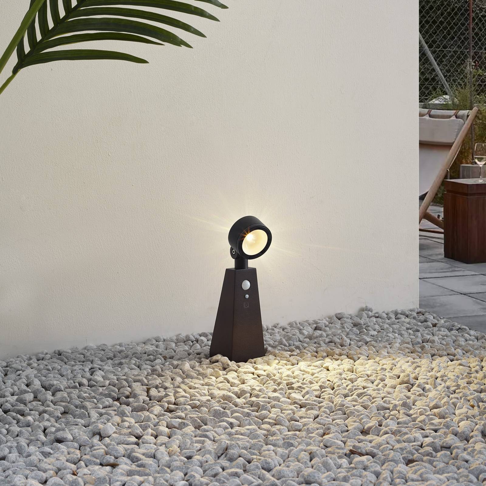 Lindby Außen-Stehlampe Raide, LED, Metall, Schwarz warmweiß IP54mit Bewegungsmelder, 1 x 1 W LED, warmweiß
