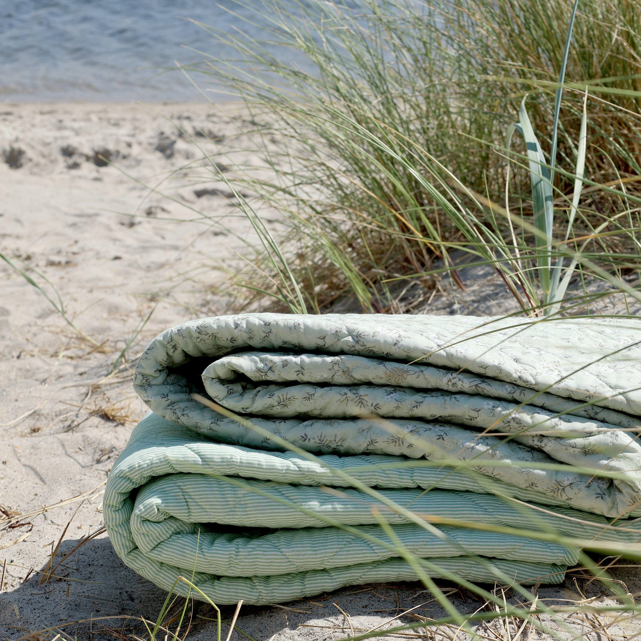 Chic Antique Tagesdecke Chic Antique Aix Quilt mit maritimem Streifenmuster Grün / Weiß