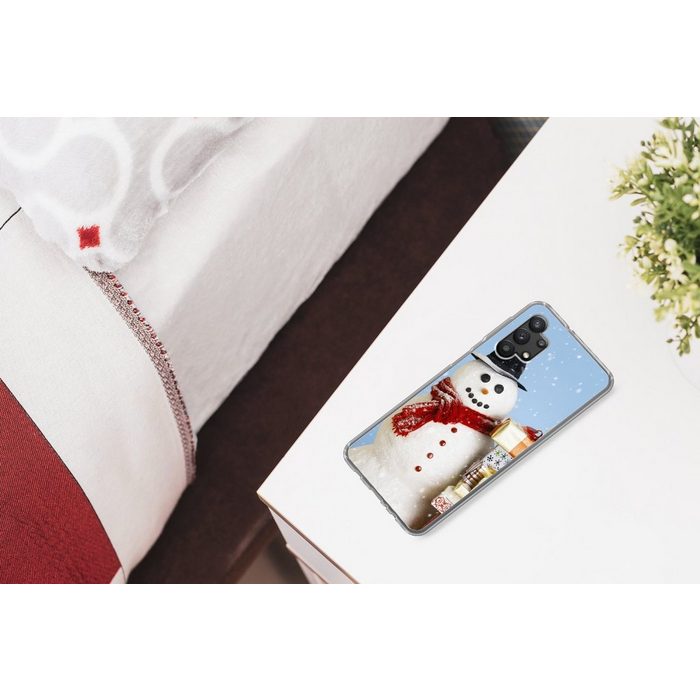 MuchoWow Handyhülle Ein Schneemann mit Weihnachtsgeschenken Handyhülle Samsung Galaxy A32 5G Smartphone-Bumper Print Handy UK10179