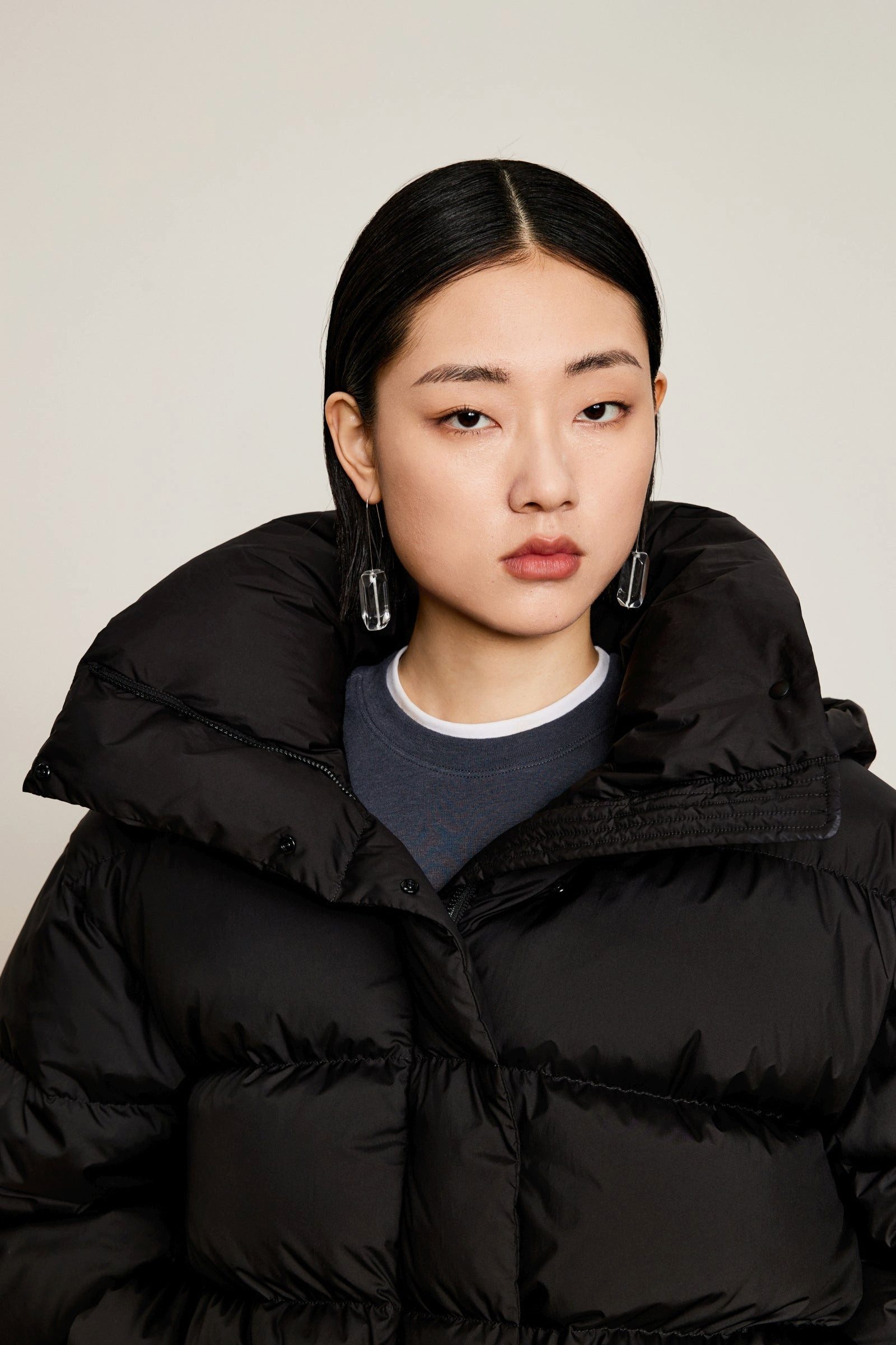 LESS Daunenjacke Damen elegante Daunenjacke mit abnehmbarer Kapuze in Schwarz