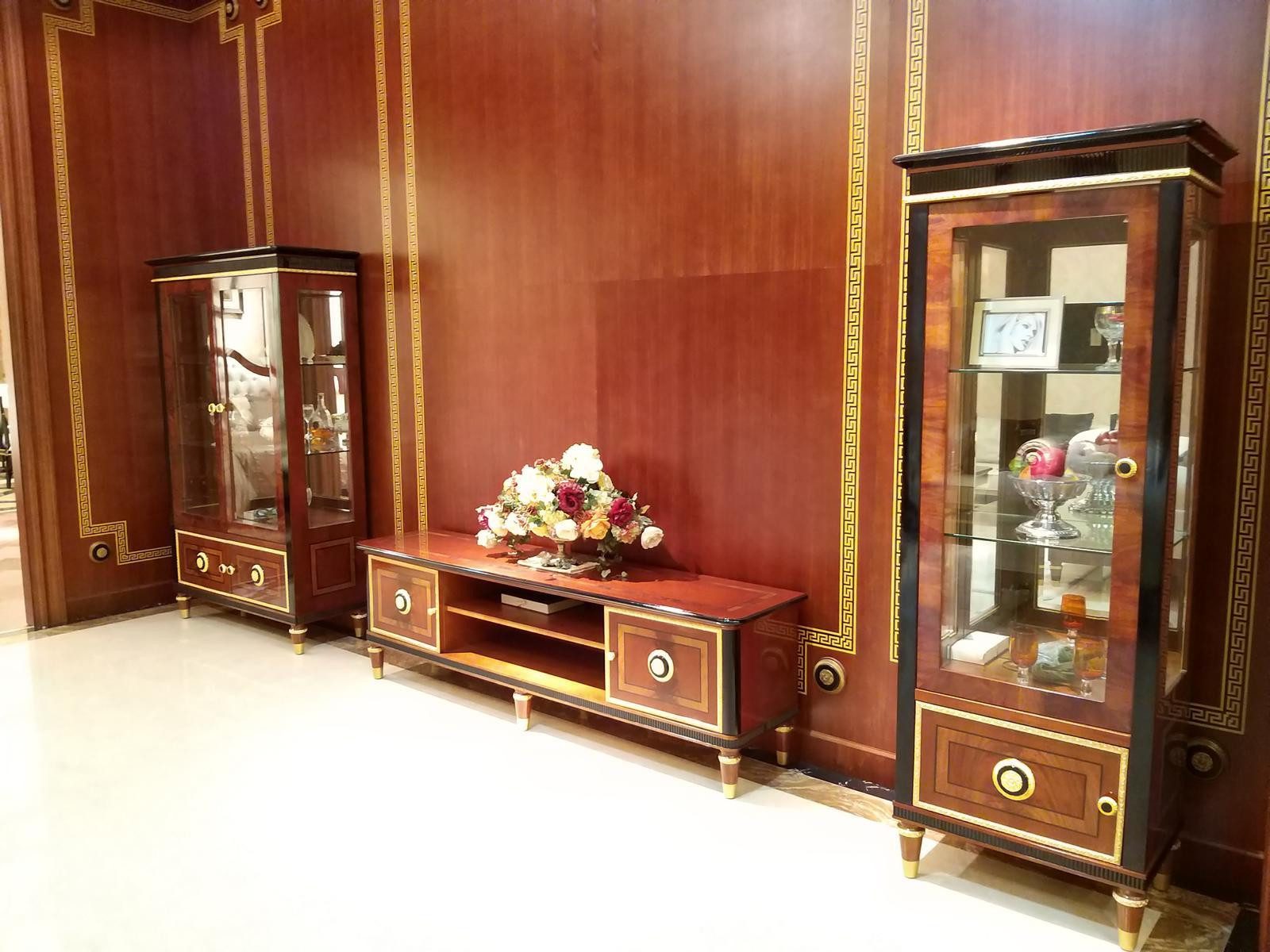 Wohnwand Elegante Wohnwand im Barock-Rokoko-Stil mit Vitrine und Konsole