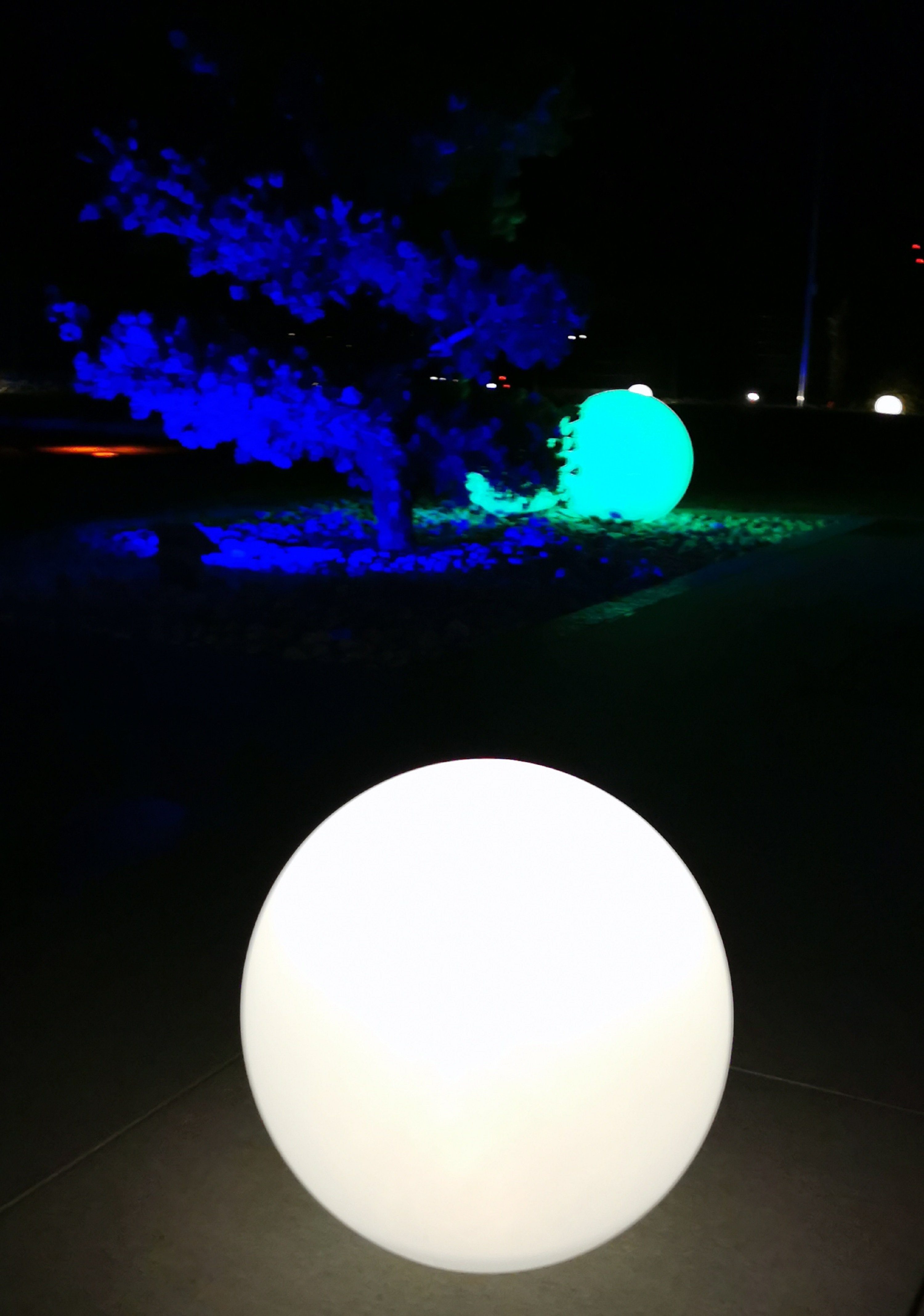 TRANGO LED Gartenleuchte, 1er Set 400W IP65 Gartenkugel 40cm Durchmesser in Weiß matt Naturstein-Optik *SNOW* inkl. 3 Meter IP44 Zuleitungskabel mit 1x E27 Fassung (ohne Leuchtmittel), Kugelleuchte, Gartenleuchte, Leuchtkugel, Außenleuchte