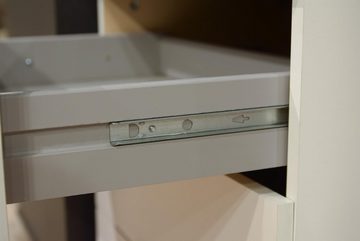 möbelando Schwebetürenschrank Eugenio Moderner Schwebetürenschrank aus Spanplatte und Spiegelglas in Plankeneiche Nachbildung, Absetzungen in Weiß mit 2 Schwebetüren, 3 Schubkästen, 4 Ablageböden und 1 Kleiderstange. Breite 135 cm, Höhe 198 cm, Tiefe 64 cm, Made in Germany