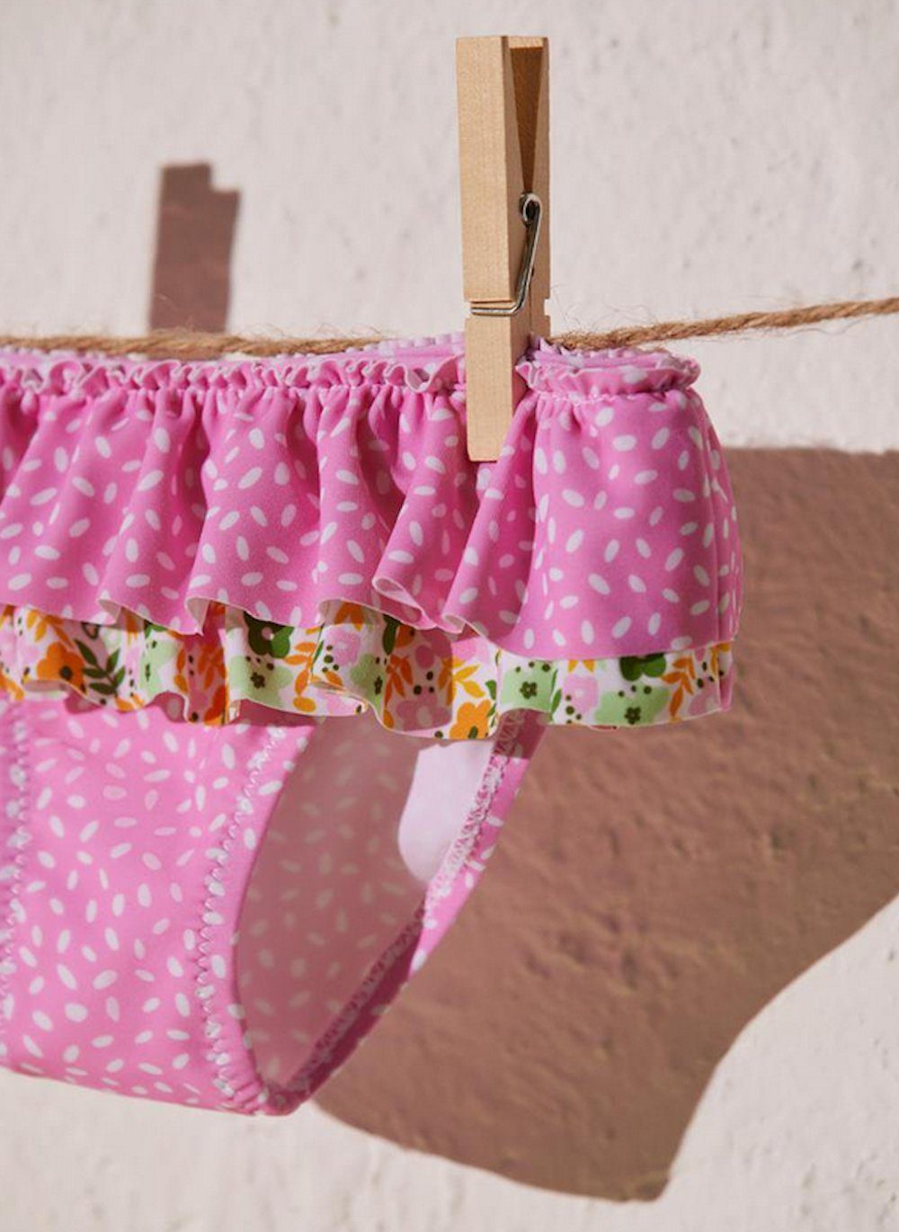 YSABEL MORA Badehose Ysabel Mora Baby Badehose Bikinislip Blumen Doppelrüsche rosa