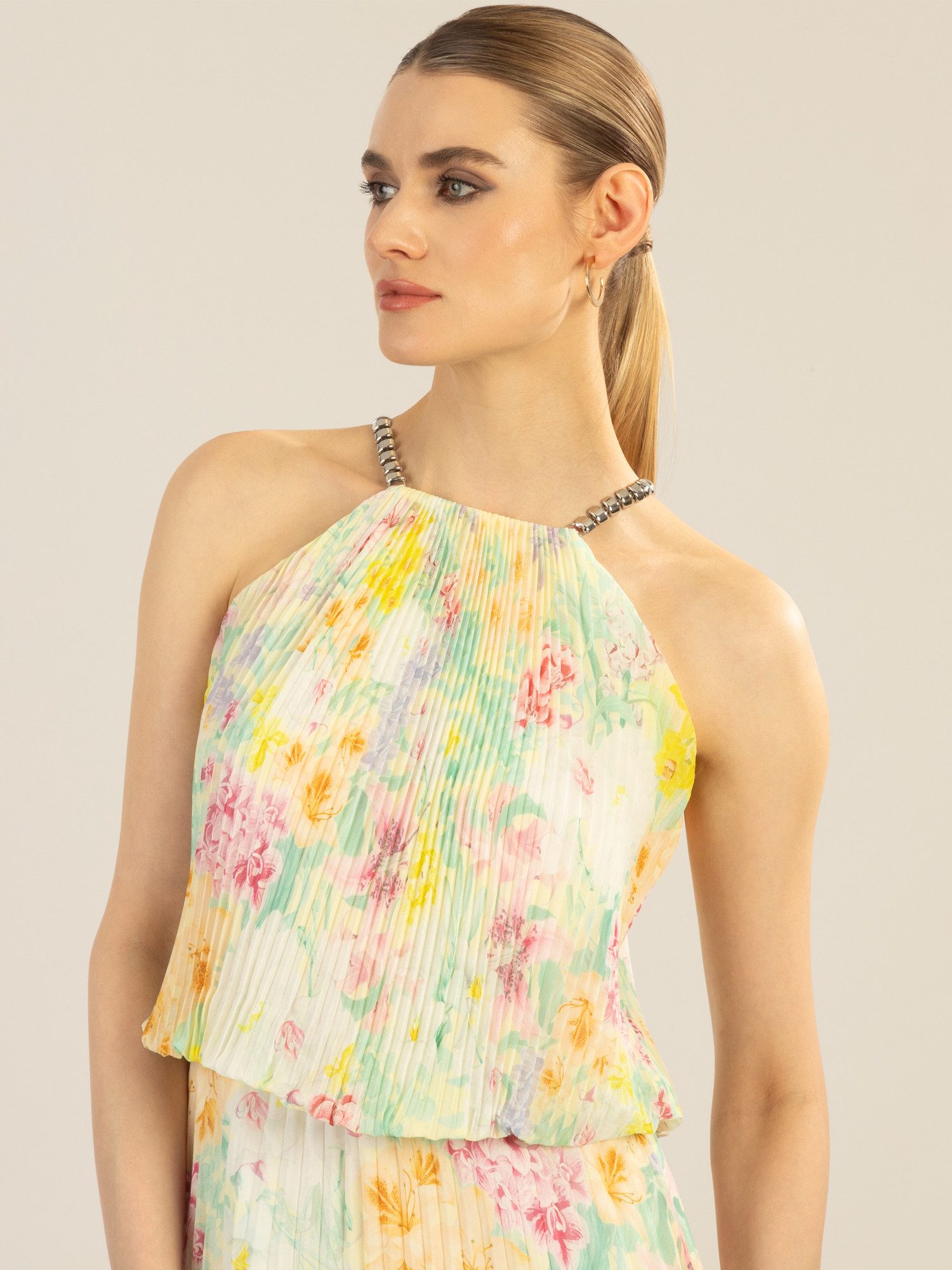 Apart Cocktailkleid im Neckholder Stil