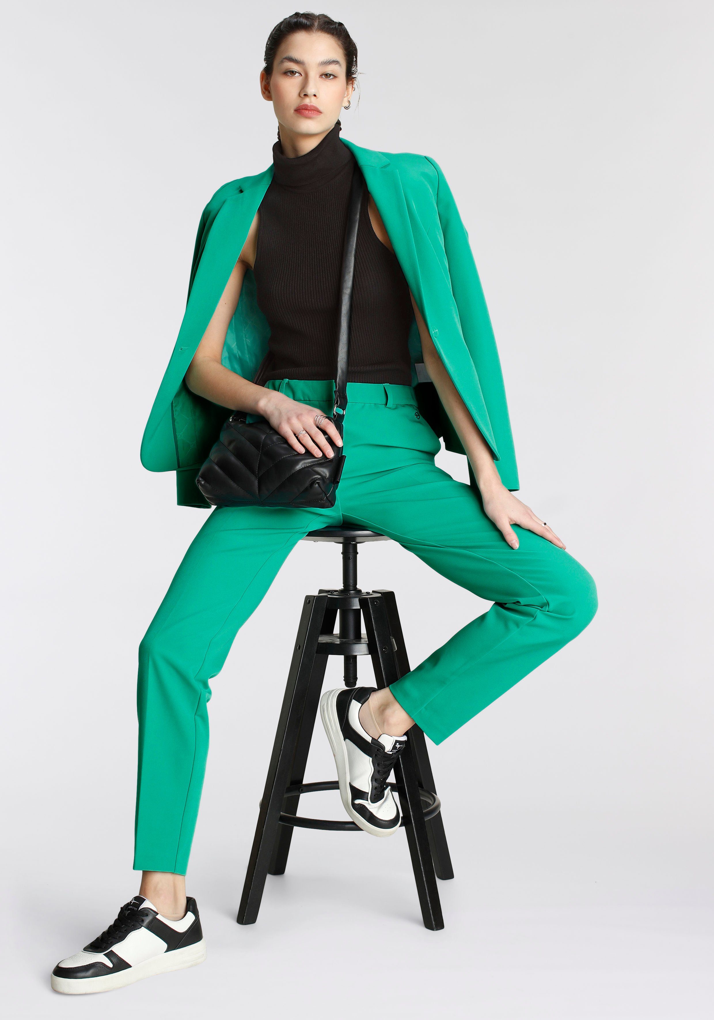 Tamaris Material') nachhaltigem grün Anzughose aus Trendfarben (Hose in
